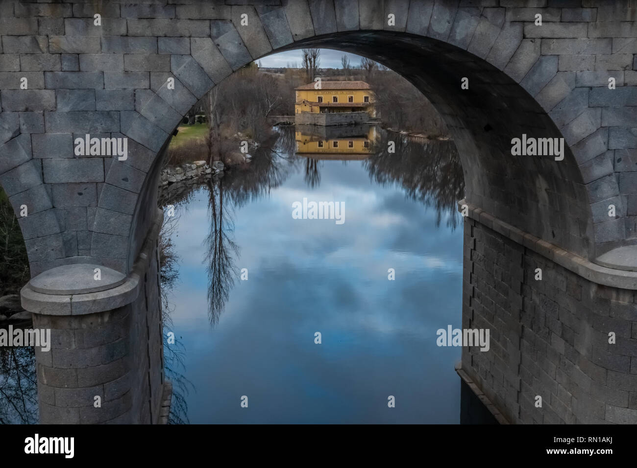 Die Römische Brücke von Avila (Puente Romano de Avila), Kastilien und León, Spanien. Im 1. Jahrhundert gebaut wurde, überspannt den Fluss Adaja auf einer Route, die zum Stockfoto