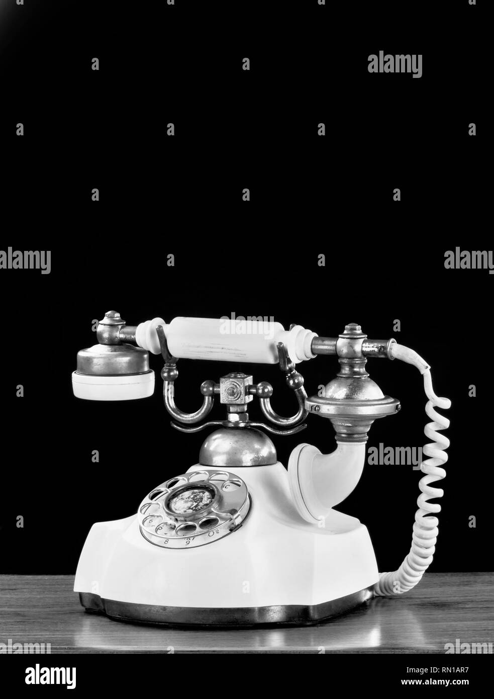 Im alten Stil französischer Stil rotary Telefon mit Raum für Ihren Typ in Schwarz und Weiß. Stockfoto