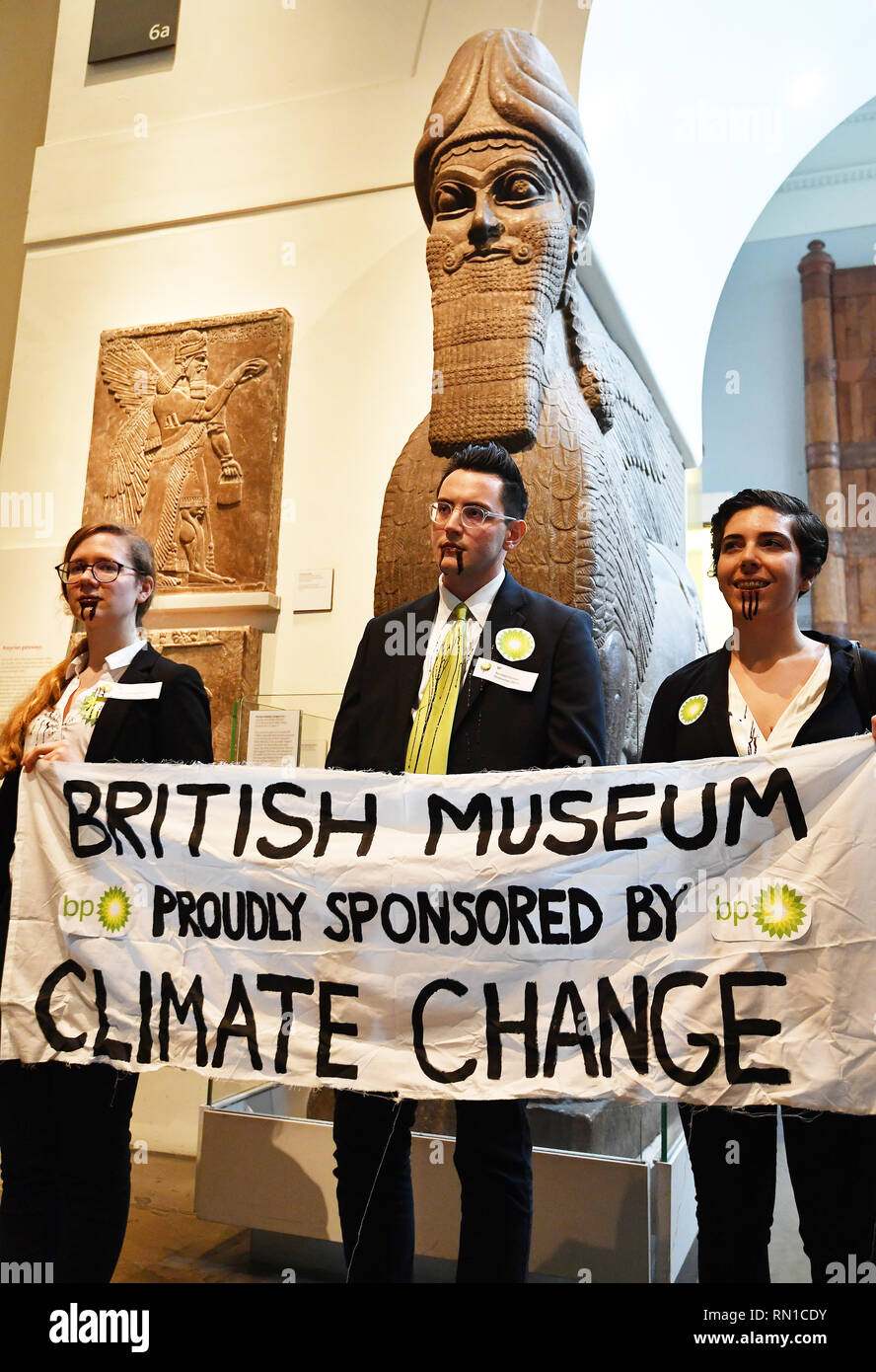 Aktivisten aus der Gruppe BP oder nicht BP Protest innerhalb des British Museum in London gegen das Sponsoring von BP der Ausstellung Ich bin Assurbanipal: König der Welt, der König von Assyrien. Stockfoto