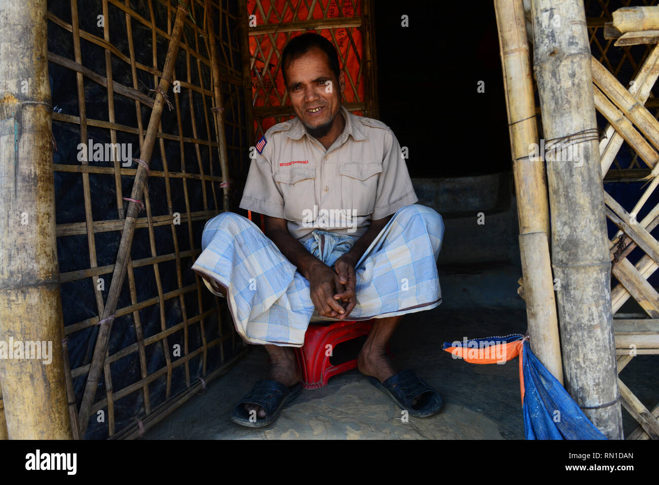 Rohingya Flüchtlinge Menschen posieren für ein Foto vor seinem Haus im Flüchtlingslager in Balukhali Ukhia, Cox's Bazar, Bangladesch. Am Februar 02, 2019 Stockfoto