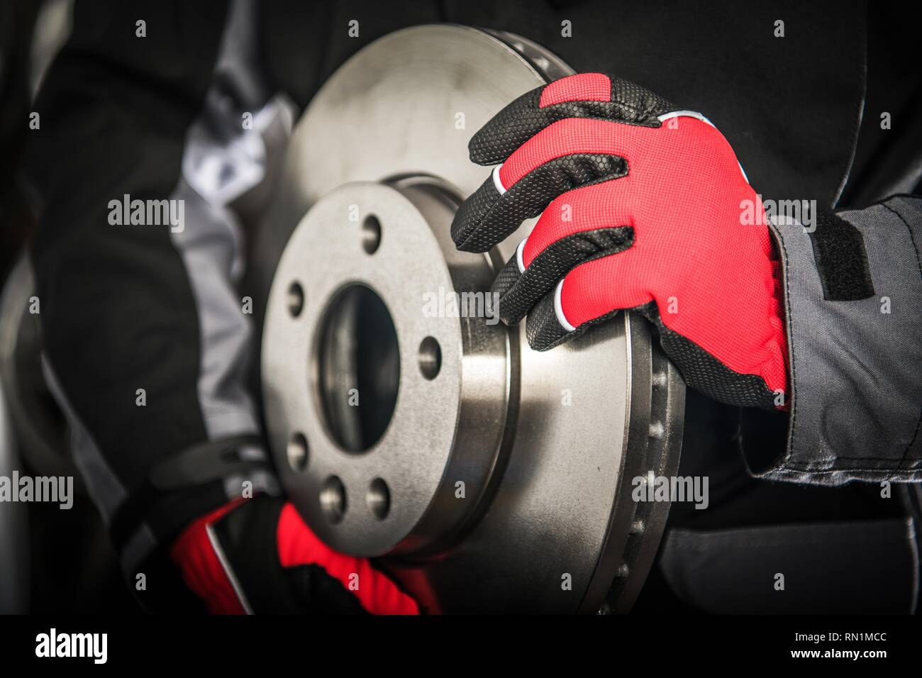 Moderne gelüfteten Auto Bremsscheibe in der Mechanik. Automotive Thema. Stockfoto