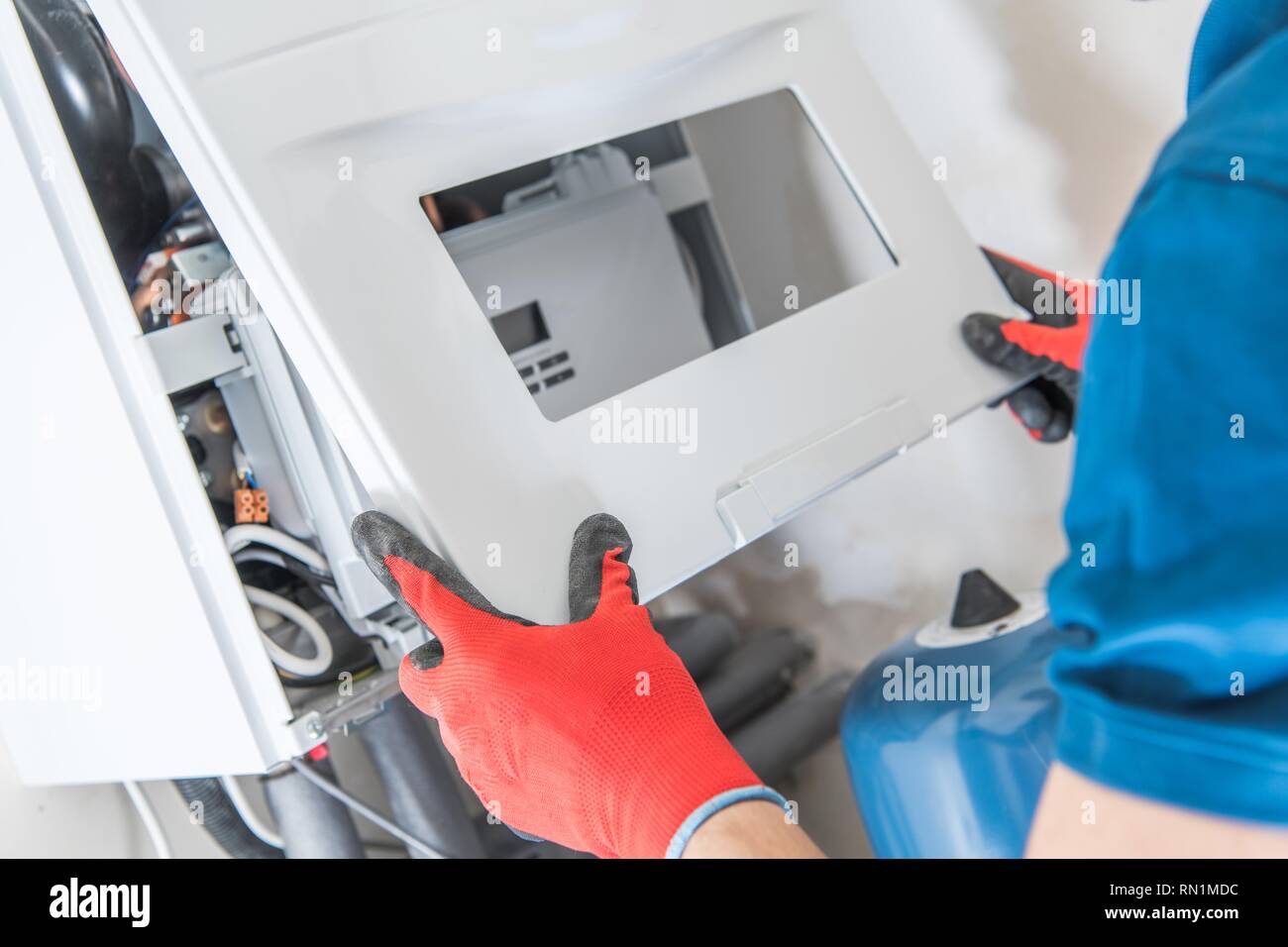 Professionelle Techniker reparieren Gasheizung. Zentrale Home Heizung. Stockfoto