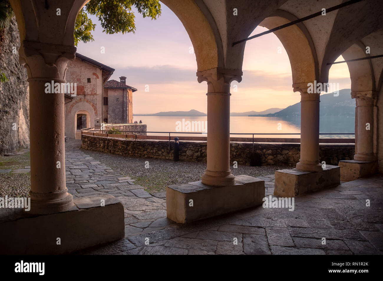 Einsiedelei von Santa Caterina del Sasso (XIII Jh.), Lago Maggiore, Lombardei, Italien Stockfoto