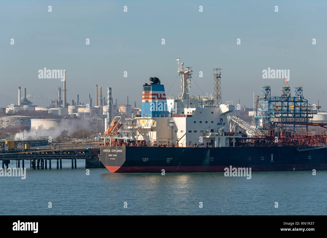 Fawley Raffinerie, Southampton, England, UK. Tanker entladen Stockfoto