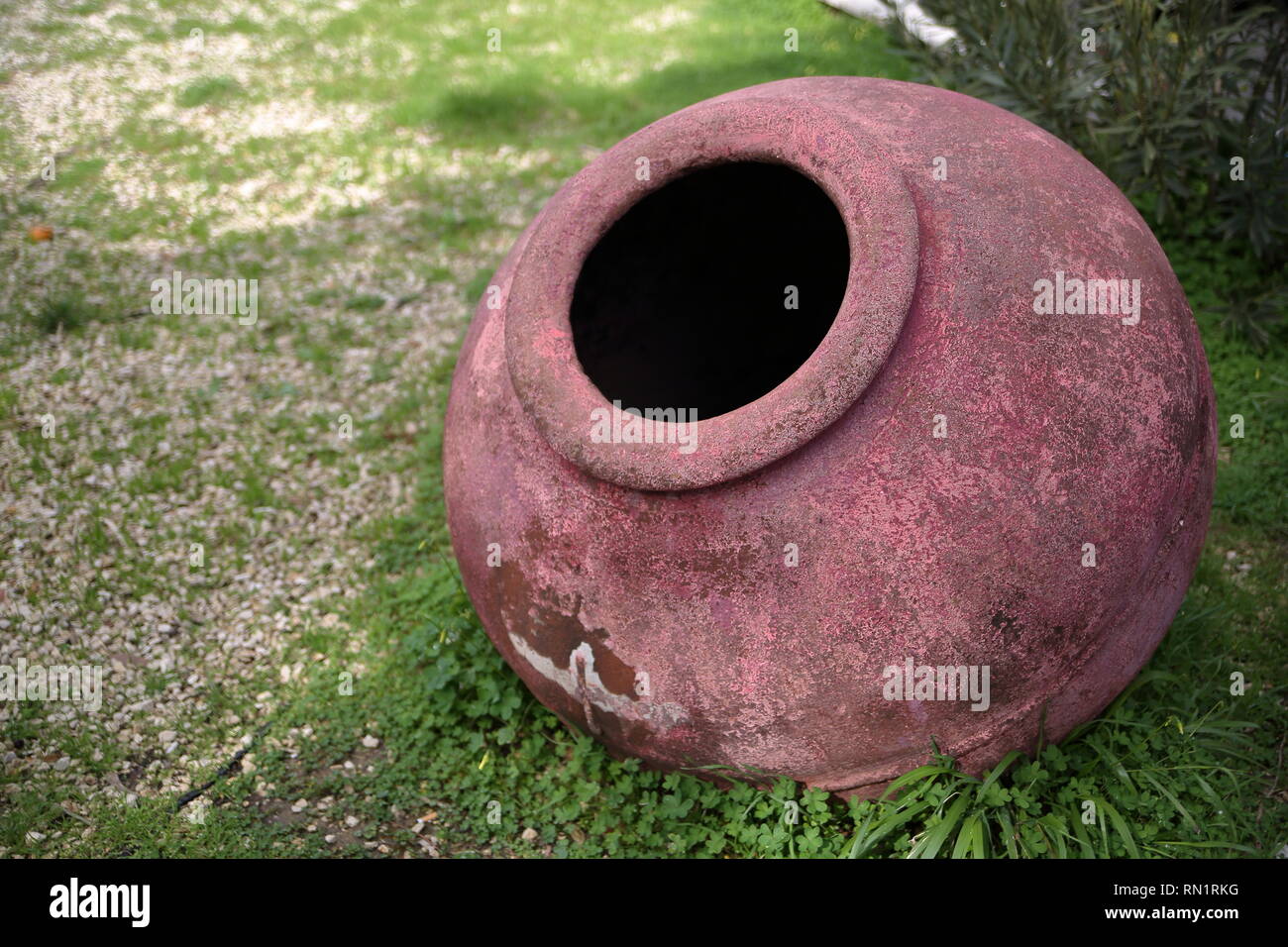 Große, alte Ton Vase auf Gras im Garten, sieht aus wie der mittelalterlichen, dekorativ, Ansicht von oben Stockfoto