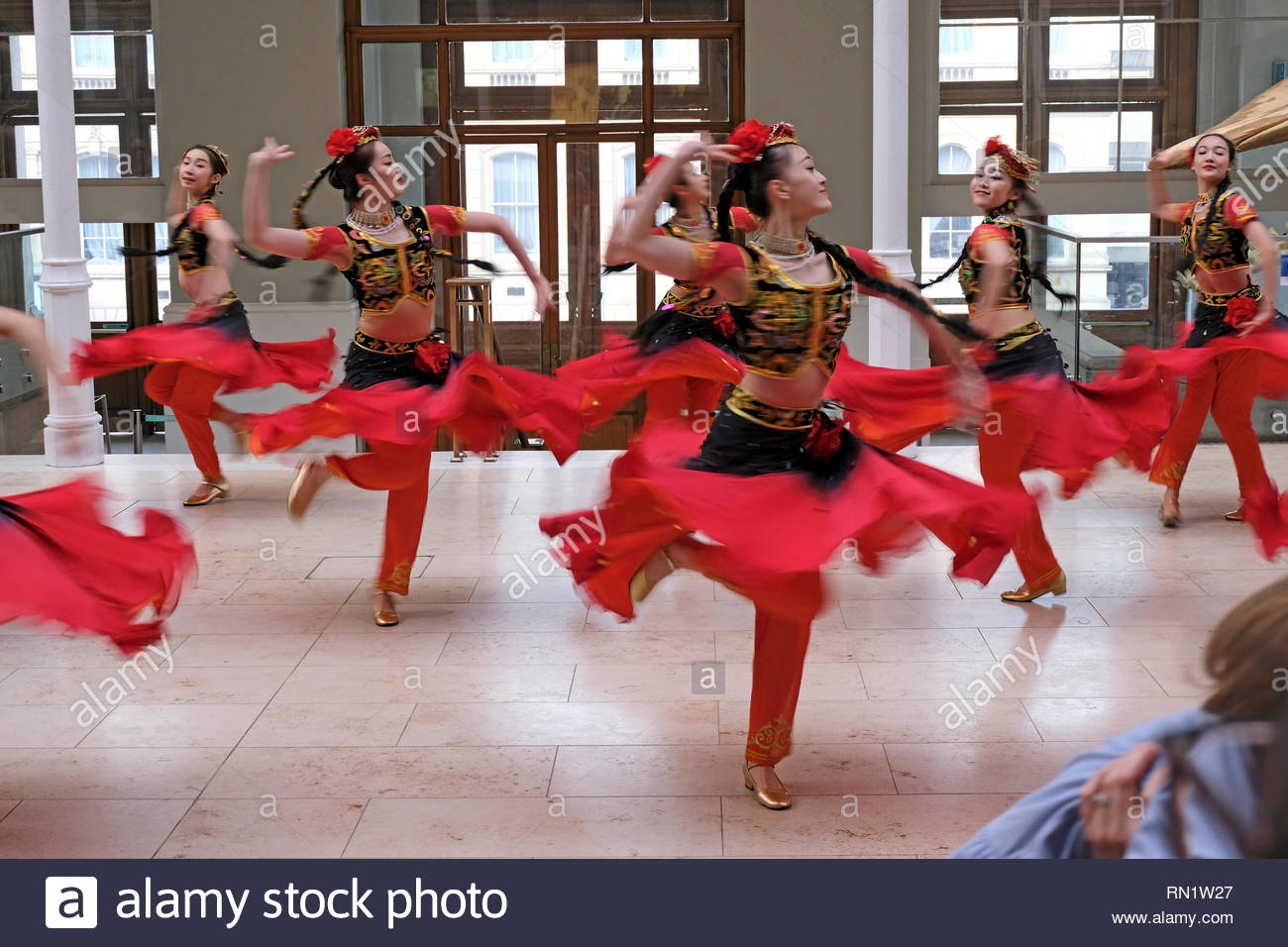 Edinburgh, Vereinigtes Königreich. 16. Februar 2019. Im Nationalmuseum von Schottland Grand Gallery, die Theaterakademie Shanghai Performance Group performing Tänze aus der aktuellen UK-Tour die Feier des chinesischen neuen Jahres zu markieren. Quelle: Craig Brown/Alamy leben Nachrichten Stockfoto