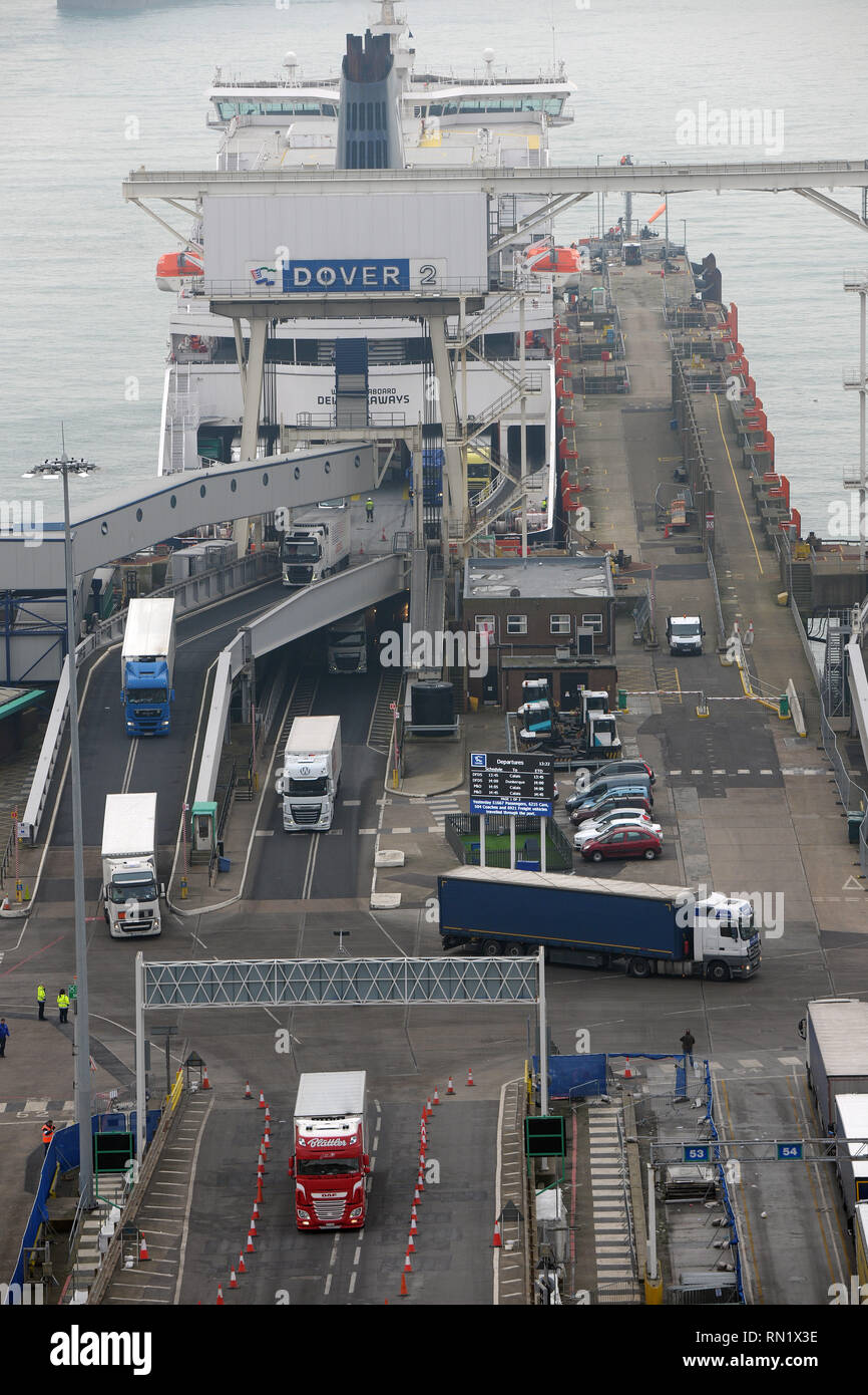 Dover, Großbritannien. 16. Februar 2019. In den Schulferien einen Urlaub letzte Schule vor BREXIT der Hafen von Dover einen anstrengenden Tag hat als die Fähren ankommen und lassen für Frankreich. Quelle: MARTIN DALTON/Alamy leben Nachrichten Stockfoto