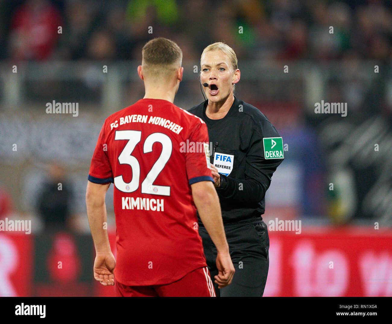 Schiedsrichter Bibiana Steinhaus Mit Pfiff Gesten Zeigt Ansehen Individuelles Handeln In Halber Grosse Portrat Aggression Aggressiv Mit Joshua Kimmich Fcb32 Verhalten Emotion Unsportlich Entschuldigung Entschuldigung Fc Augsburg Fc