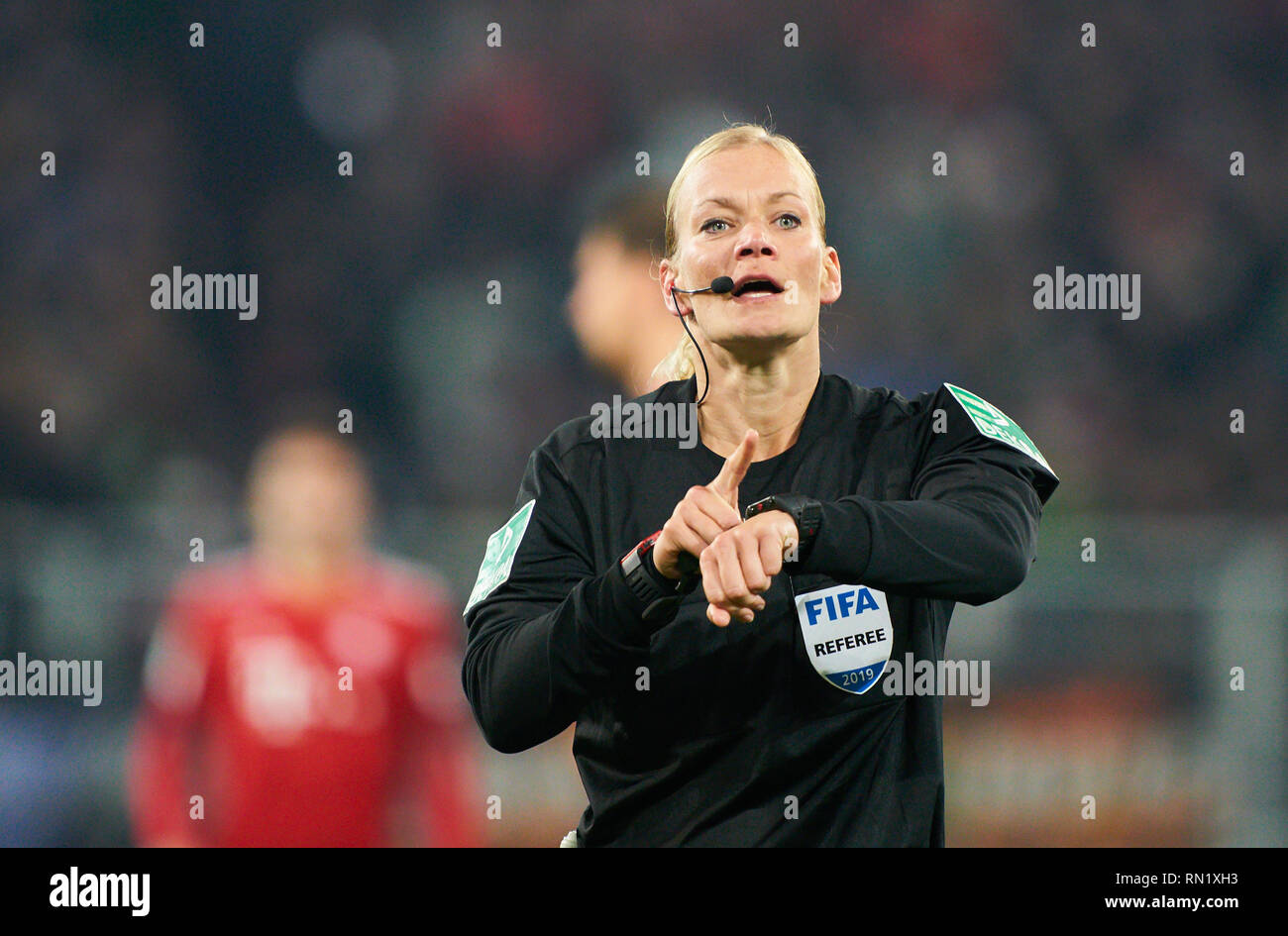 Schiedsrichter Bibiana Steinhaus mit Pfiff, Gesten, zeigt, ansehen, die individuelle Handlung, FC Augsburg - FC BAYERN MÜNCHEN 2-3 - DFL-Bestimmungen verbieten die Verwendung von Fotografien als BILDSEQUENZEN und/oder quasi-VIDEO - 1. Deutschen Fußball-Bundesliga, Augsburg, 15. Februar 2019 Saison 2018/2019, Spieltag 23, FCB, München, Bayern © Peter Schatz/Alamy leben Nachrichten Stockfoto