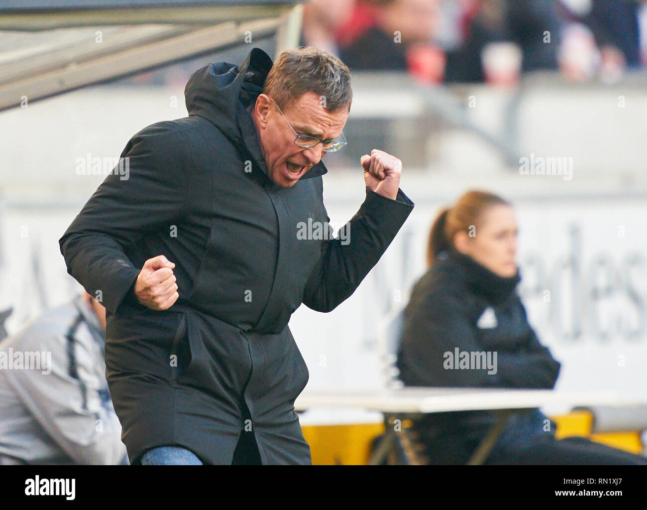 Ralf Rangnick, RB Leipzig Team Manager, Coach, 1-2 Jubel, Freude, Emotionen, feiern, lachen, Jubeln, Jubeln, reißt die Arme, ballte die Faust, Feiern, Feier, VFB Stuttgart - RB LEIPZIG - DFL-Bestimmungen verbieten die Verwendung von Fotografien als BILDSEQUENZEN und/oder quasi-VIDEO - DFL 1. Deutschen Fußball-Bundesliga, Stuttgart, 16. Februar 2018, Saison 2018/2019, Spieltag 23, zeigt rote Karte für Bull, © Peter Schatz/Alamy leben Nachrichten Stockfoto
