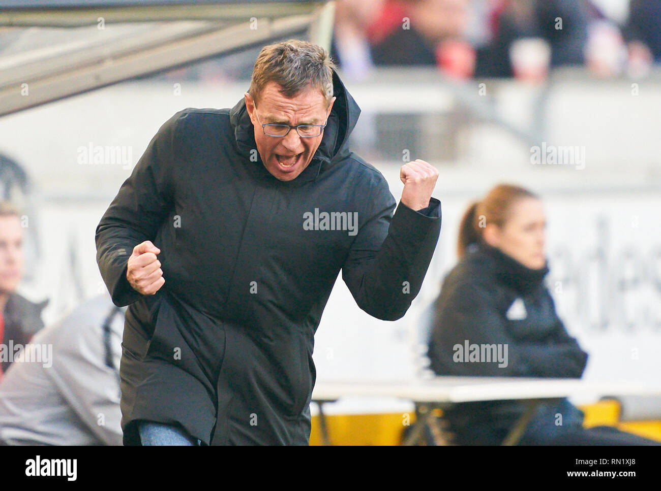 Ralf Rangnick, RB Leipzig Team Manager, Coach, 1-2 Jubel, Freude, Emotionen, feiern, lachen, Jubeln, Jubeln, reißt die Arme, ballte die Faust, Feiern, Feier, VFB Stuttgart - RB LEIPZIG - DFL-Bestimmungen verbieten die Verwendung von Fotografien als BILDSEQUENZEN und/oder quasi-VIDEO - DFL 1. Deutschen Fußball-Bundesliga, Stuttgart, 16. Februar 2018, Saison 2018/2019, Spieltag 23, zeigt rote Karte für Bull, © Peter Schatz/Alamy leben Nachrichten Stockfoto