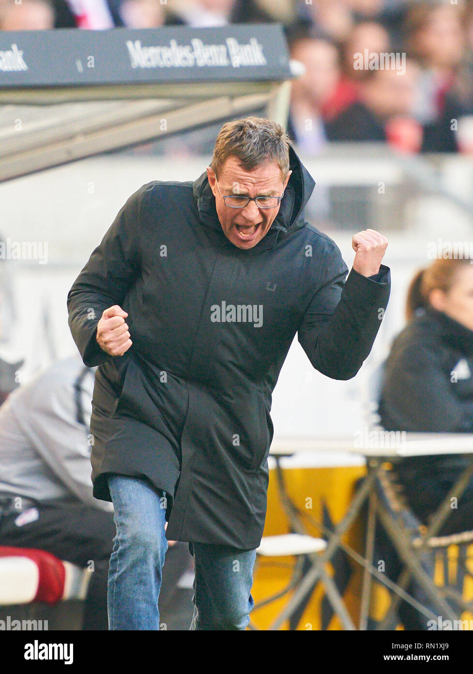 Ralf Rangnick, RB Leipzig Team Manager, Coach, 1-2 Jubel, Freude, Emotionen, feiern, lachen, Jubeln, Jubeln, reißt die Arme, ballte die Faust, Feiern, Feier, VFB Stuttgart - RB LEIPZIG 1-3 - DFL-Bestimmungen verbieten die Verwendung von Fotografien als BILDSEQUENZEN und/oder quasi-VIDEO - DFL 1. Deutschen Fußball-Bundesliga, Stuttgart, 16. Februar 2018, Saison 2018/2019, Spieltag 23, zeigt rote Karte für Bull, © Peter Schatz/Alamy leben Nachrichten Stockfoto