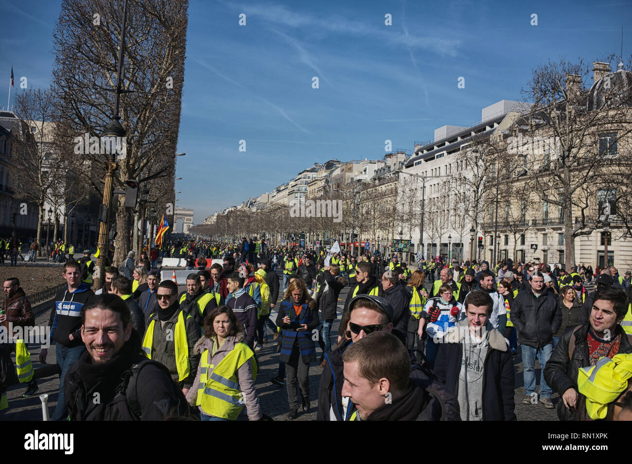 Paris, Frankreich. 16. Februar 2019. Demonstranten protestieren gegen Polizei Gewalten. Wohn Av des Chanps-Elysees für AV-Montaigne. Credit: Roger Ankri/Alamy leben Nachrichten Stockfoto