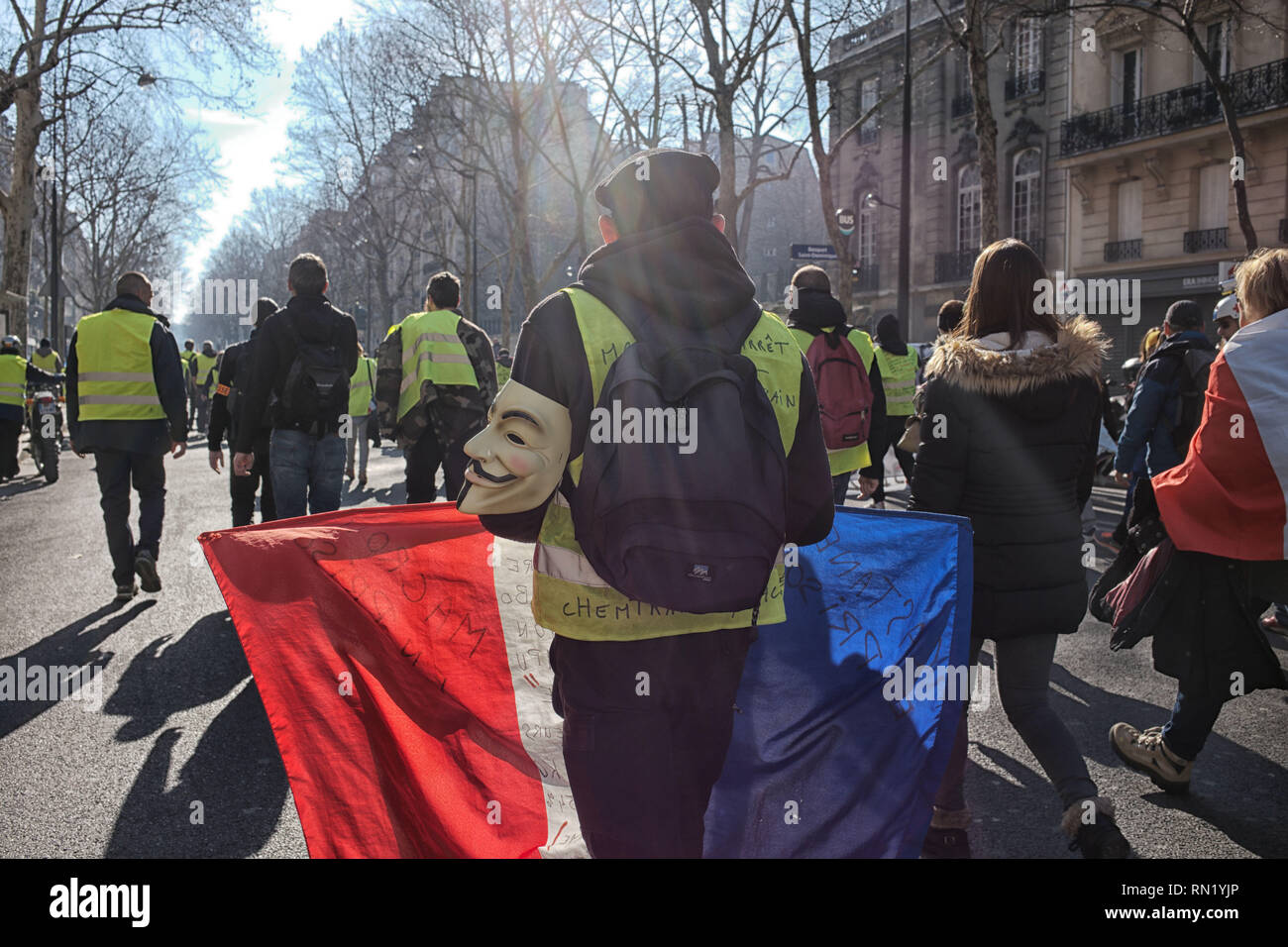 Paris, Frankreich. 16. Februar 2019. Demonstranten protestieren gegen Polizei Gewalten. Eine detaillierte Ansicht aus dem Inneren der Demonstration. Stockfoto