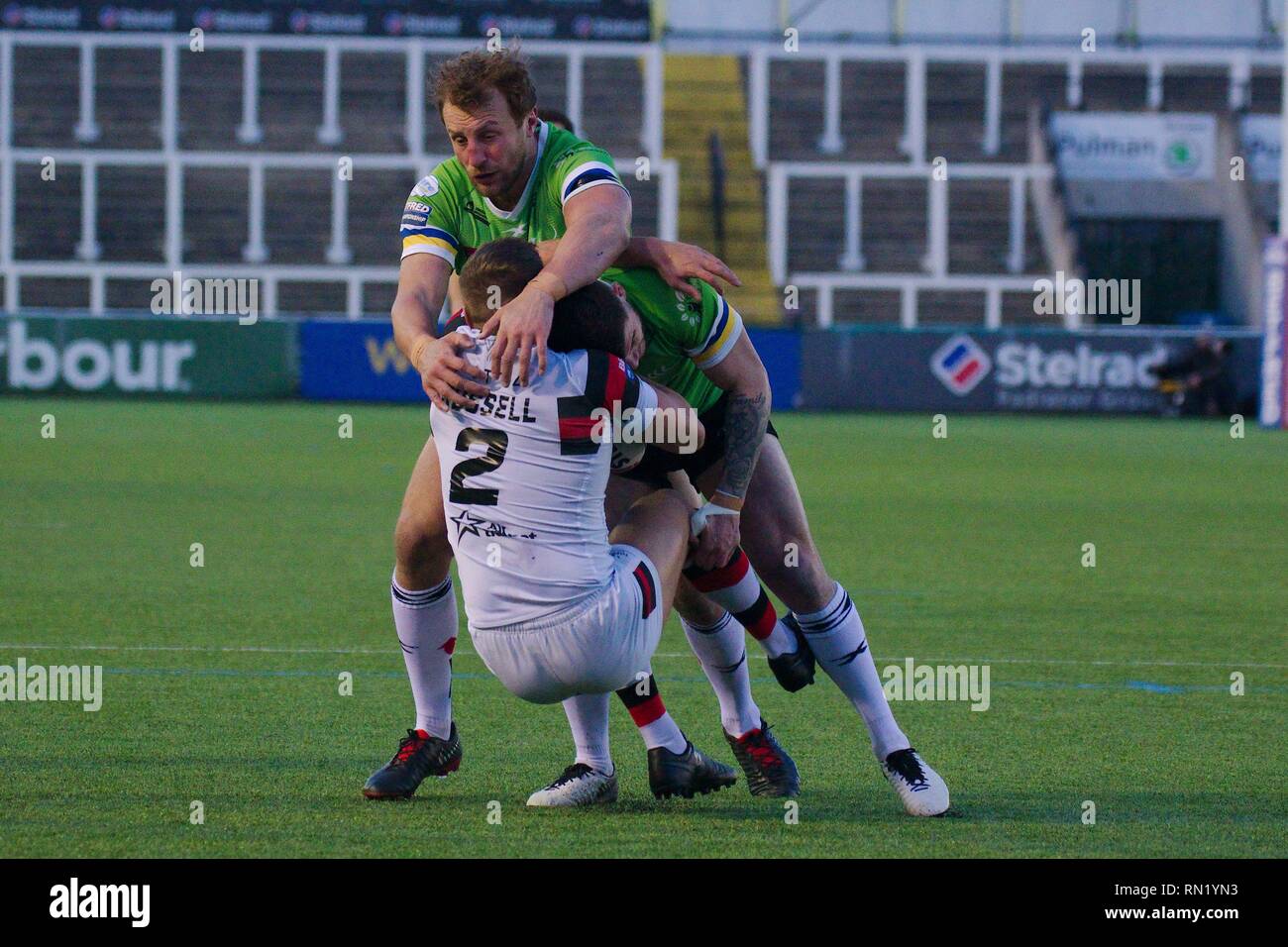 Newcastle upon Tyne, England, 16. Februar 2019. Matty Russell von Toronto Wolfpack ist durch zwei Widnes Viking Spieler während ihrer Betfred Championship match bei Kingston Park, Newcastle upon Tyne in Angriff genommen. Credit: Colin Edwards/Alamy Leben Nachrichten. Stockfoto