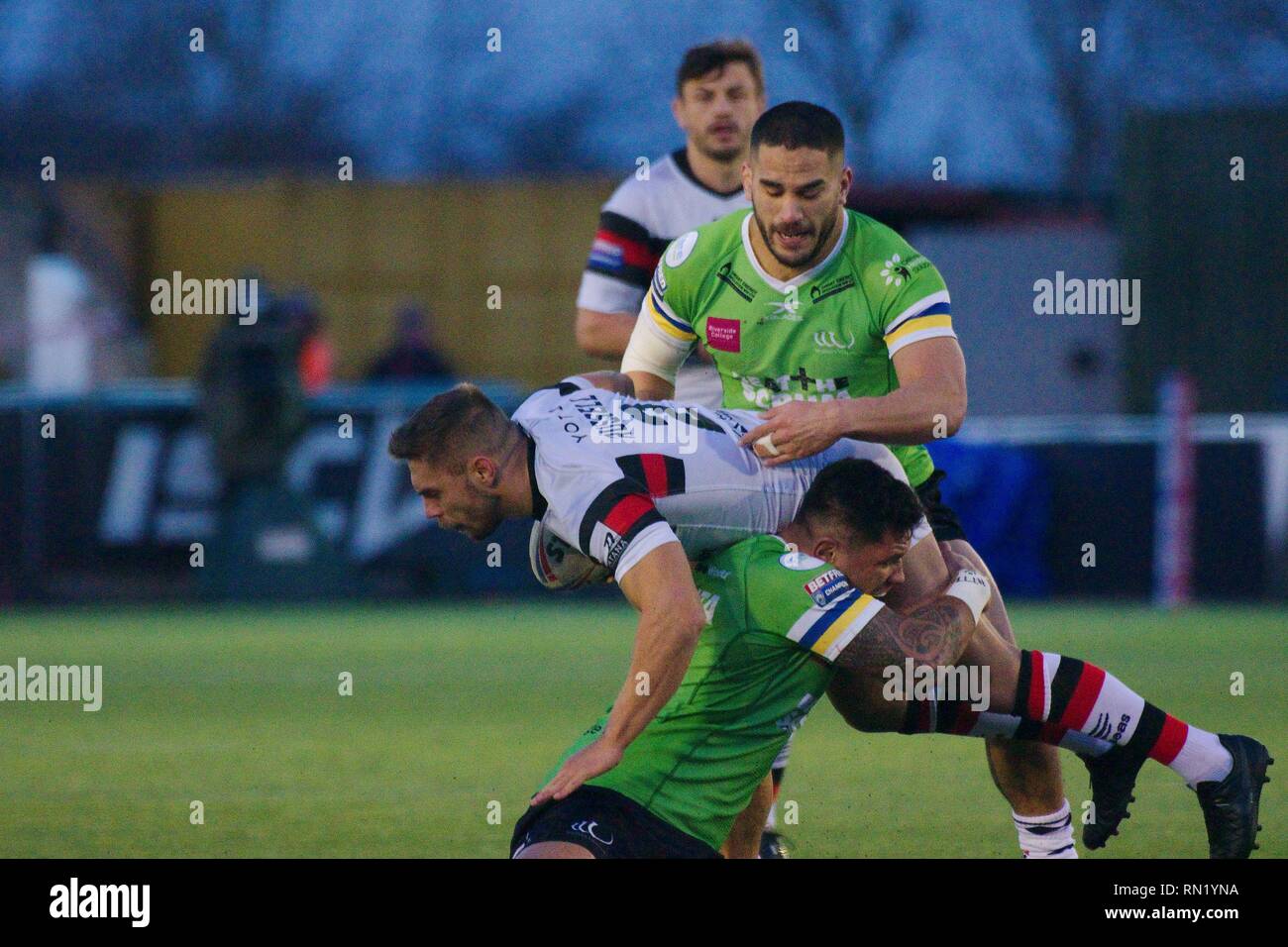 Newcastle upon Tyne, England, 16. Februar 2019. Matty Russell von Toronto Wolfpack ist durch zwei Widnes Viking Spieler während ihrer Betfred Championship match bei Kingston Park, Newcastle upon Tyne in Angriff genommen. Credit: Colin Edwards/Alamy Leben Nachrichten. Stockfoto