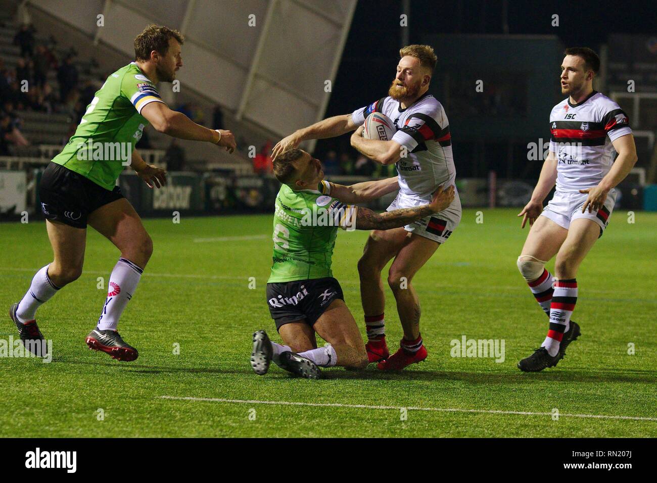 Newcastle upon Tyne, England, 16. Februar 2019. Danny Craven von Widnes Vikings versuchen, Gary Wheeler von Toronto Wolfpack während ihrer Betfred Championship match bei Kingston Park, Newcastle upon Tyne in Angriff zu nehmen. Credit: Colin Edwards/Alamy Leben Nachrichten. Stockfoto
