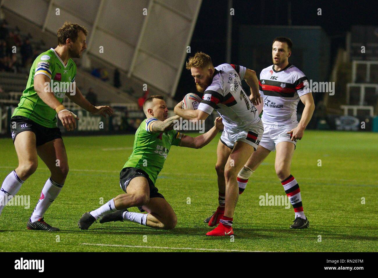 Newcastle upon Tyne, England, 16. Februar 2019. Danny Craven von Widnes Vikings versuchen, Gary Wheeler von Toronto Wolfpack während ihrer Betfred Championship match bei Kingston Park, Newcastle upon Tyne in Angriff zu nehmen. Credit: Colin Edwards/Alamy Leben Nachrichten. Stockfoto