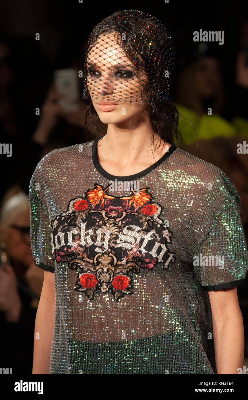 London Fashion Week: Rocky's Star AW 19 Show fand heute im Fashion Scout, Freimaurer Hall's, Covent Garden, London, UK. Der AW 19 Sammlung präsentiert die indische Designer die übliche Mischung aus zeitgenössischem Design und Stil mit traditionellen indischen Handwerk. Seine Entwürfe sind viel sowohl von Bollywood und Hollywood Stars und internationale Popstars geliebt. 16. Februar 2019. Stockfoto