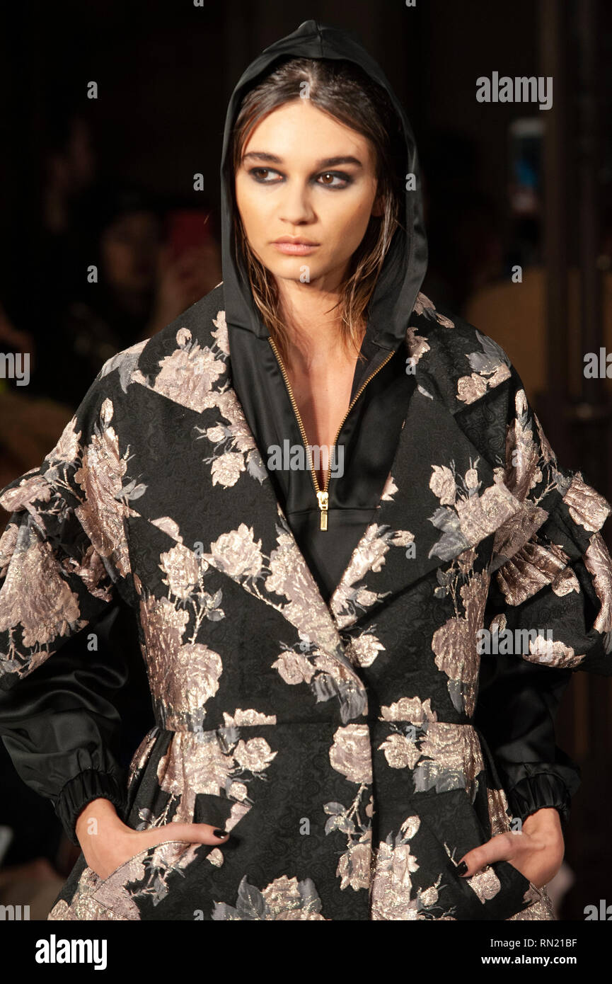London Fashion Week: Rocky's Star AW 19 Show fand heute im Fashion Scout, Freimaurer Hall's, Covent Garden, London, UK. Der AW 19 Sammlung präsentiert die indische Designer die übliche Mischung aus zeitgenössischem Design und Stil mit traditionellen indischen Handwerk. Seine Entwürfe sind viel sowohl von Bollywood und Hollywood Stars und internationale Popstars geliebt. 16. Februar 2019. Stockfoto