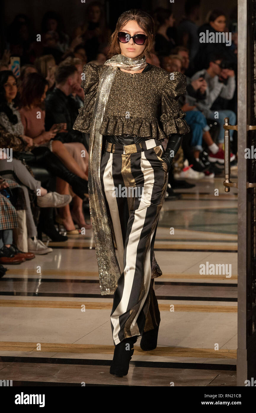 London Fashion Week: Rocky's Star AW 19 Show fand heute im Fashion Scout, Freimaurer Hall's, Covent Garden, London, UK. Der AW 19 Sammlung präsentiert die indische Designer die übliche Mischung aus zeitgenössischem Design und Stil mit traditionellen indischen Handwerk. Seine Entwürfe sind viel sowohl von Bollywood und Hollywood Stars und internationale Popstars geliebt. 16. Februar 2019. Stockfoto