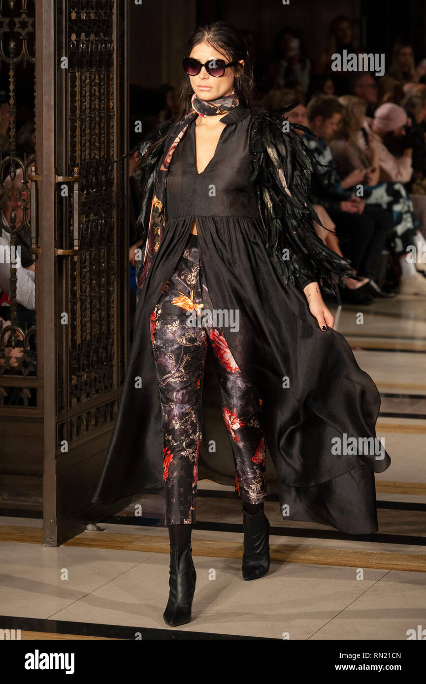 London Fashion Week: Rocky's Star AW 19 Show fand heute im Fashion Scout, Freimaurer Hall's, Covent Garden, London, UK. Der AW 19 Sammlung präsentiert die indische Designer die übliche Mischung aus zeitgenössischem Design und Stil mit traditionellen indischen Handwerk. Seine Entwürfe sind viel sowohl von Bollywood und Hollywood Stars und internationale Popstars geliebt. 16. Februar 2019. Stockfoto