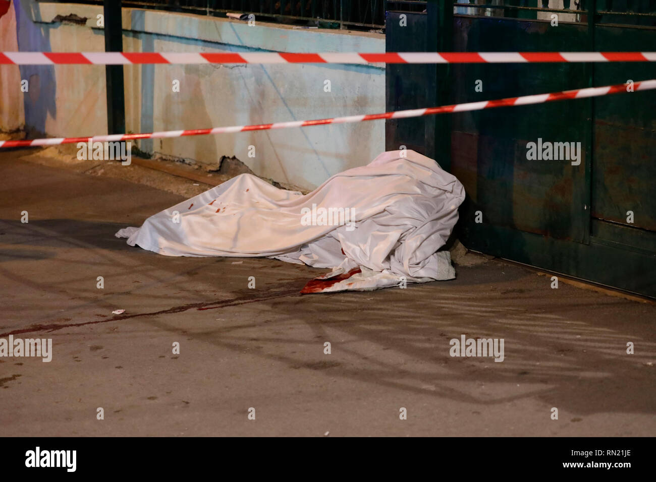 Foto Fabio Sasso/LaPresse 16-02-2019 Napoli, ItaliaCronacaUna ittico di esecuzione nel Mercato Mugnano (Neapel). Giovanni Pianese, 63 anni, venditore ambulante&#xe8; Stato ucciso con un Colpo alla Testa questa Sera. L'omicidio&#xe8; avvenuto non lontano Dalla abitazione della vittima, tra Via Mercato e Via Aldo Moro. Sul posto ich Carabinieri della Compagnia di Marano. Nella Foto: Il Corpo di Giovanni Pianese Stockfoto