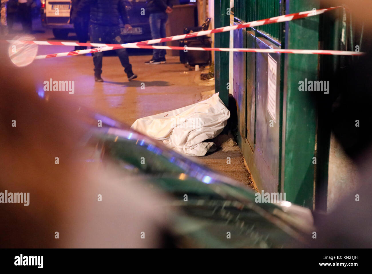 Foto Fabio Sasso/LaPresse 16-02-2019 Napoli, ItaliaCronacaUna ittico di esecuzione nel Mercato Mugnano (Neapel). Giovanni Pianese, 63 anni, venditore ambulante&#xe8; Stato ucciso con un Colpo alla Testa questa Sera. L'omicidio&#xe8; avvenuto non lontano Dalla abitazione della vittima, tra Via Mercato e Via Aldo Moro. Sul posto ich Carabinieri della Compagnia di Marano. Nella Foto: Il Corpo di Giovanni Pianese Stockfoto