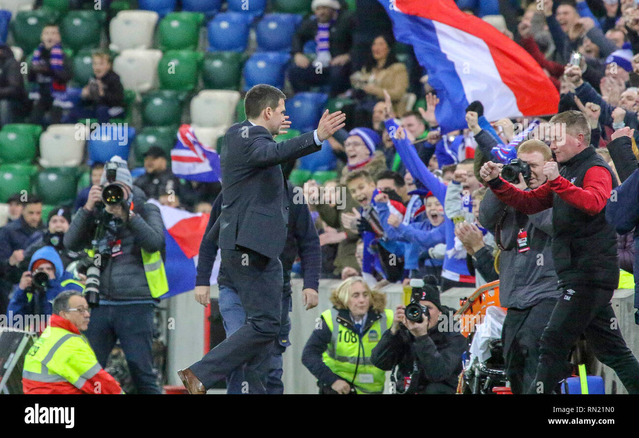 Windsor Park, Belfast, Nordirland. 16. Februar 2019. BetMcLean League Cup Final - Linfield (rot/weiß) v Ballymena United (Sky Blue). Aktion ab heute Abend das Finale. Linfield Manager David Healy (links) die Winzer der mit Assistant Darren Murphy gewinnen. Quelle: David Hunter/Alamy Leben Nachrichten. Stockfoto