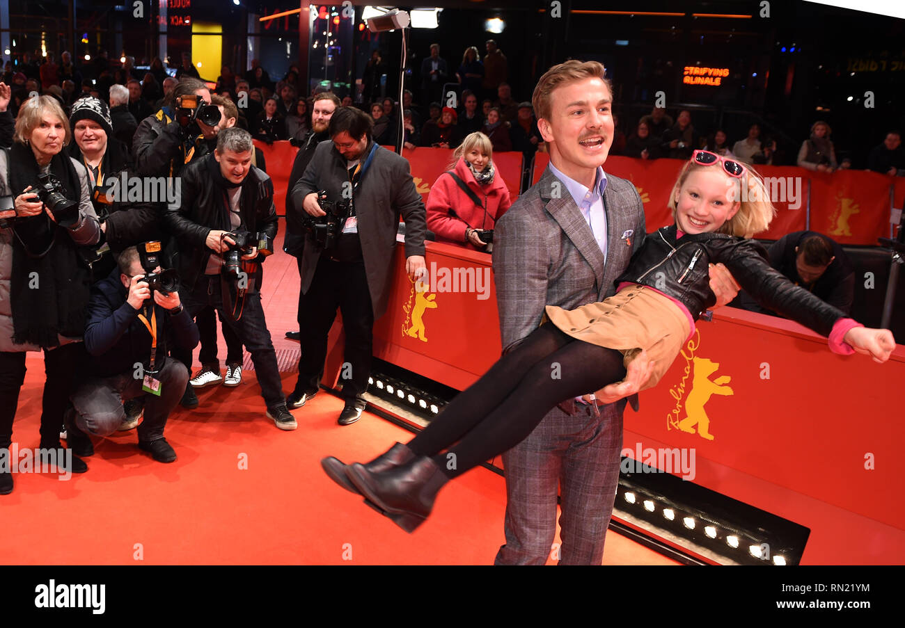 Berlin, Deutschland. 16 Feb, 2019. 69. Berlinale-Schließen und die Vergabe der Bären im Berlinale Palast: Albrecht Schuch und Helena Zengel (M) Akteure der Film ystemsprenger" Freuen uns, nach der Preisverleihung. Nora Fingscheidt, Direktor, wurde der Silberne Bär (Alfred Bauer Preis) für ihren Spielfilm, der Perspektiven eröffnet ausgezeichnet. Credit: Christoph Soeder/dpa/Alamy leben Nachrichten Stockfoto