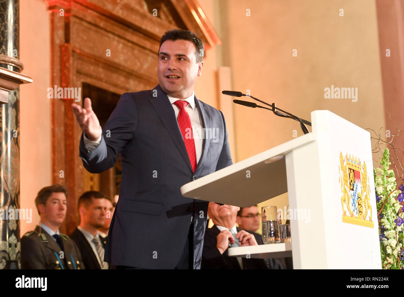 16. Februar 2019, Bayern, München: Zoran Zaev, Premierminister von Nordirland Mazedonien, spricht an der Preisverleihung der Ewald von Kleist Preis beim abendlichen Empfang in der Residenz anlässlich der 55. Muenchner Sicherheitskonferenz. Die Staats- und Regierungschefs von Griechenland und Nordirland Mazedonien wurden für Ihre erfolgreiche Einigung über die Benennung des nördlichen Mazedonien geehrt. Foto: Tobias Hase/dpa Stockfoto