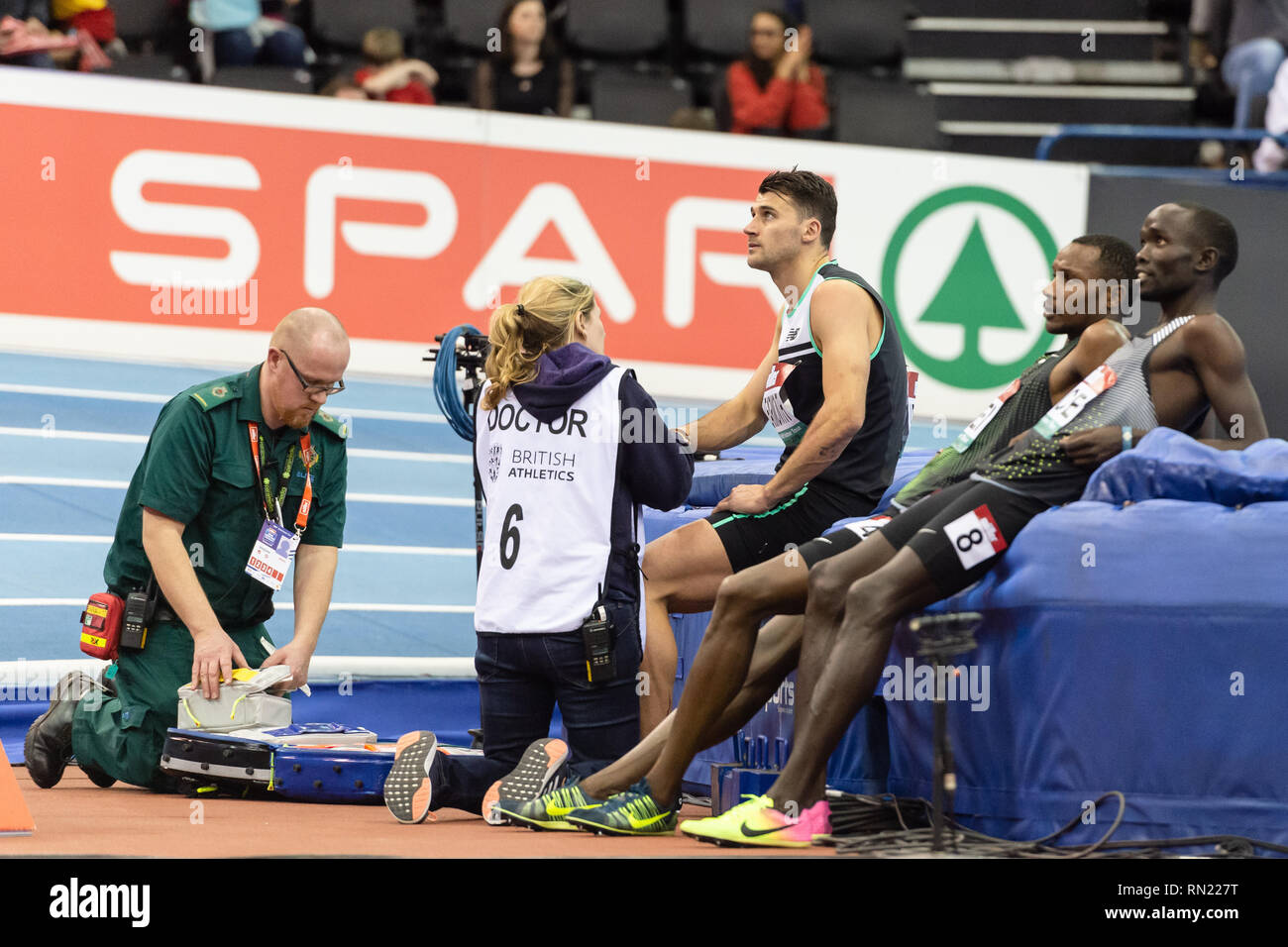 Guy Learmonth wurde durch die Mediziner nach der Herren 800 m-Finale falled während Muller Indoor Grand Prix in Birmingham 2019 im Arena Birmingham am Samstag, 16. Februar 2019. BIRMINGHAM, ENGLAND. (Nur redaktionelle Nutzung, eine Lizenz für die gewerbliche Nutzung erforderlich. Keine Verwendung in Wetten, Spiele oder einer einzelnen Verein/Liga/player Publikationen.) Credit: Taka G Wu Stockfoto