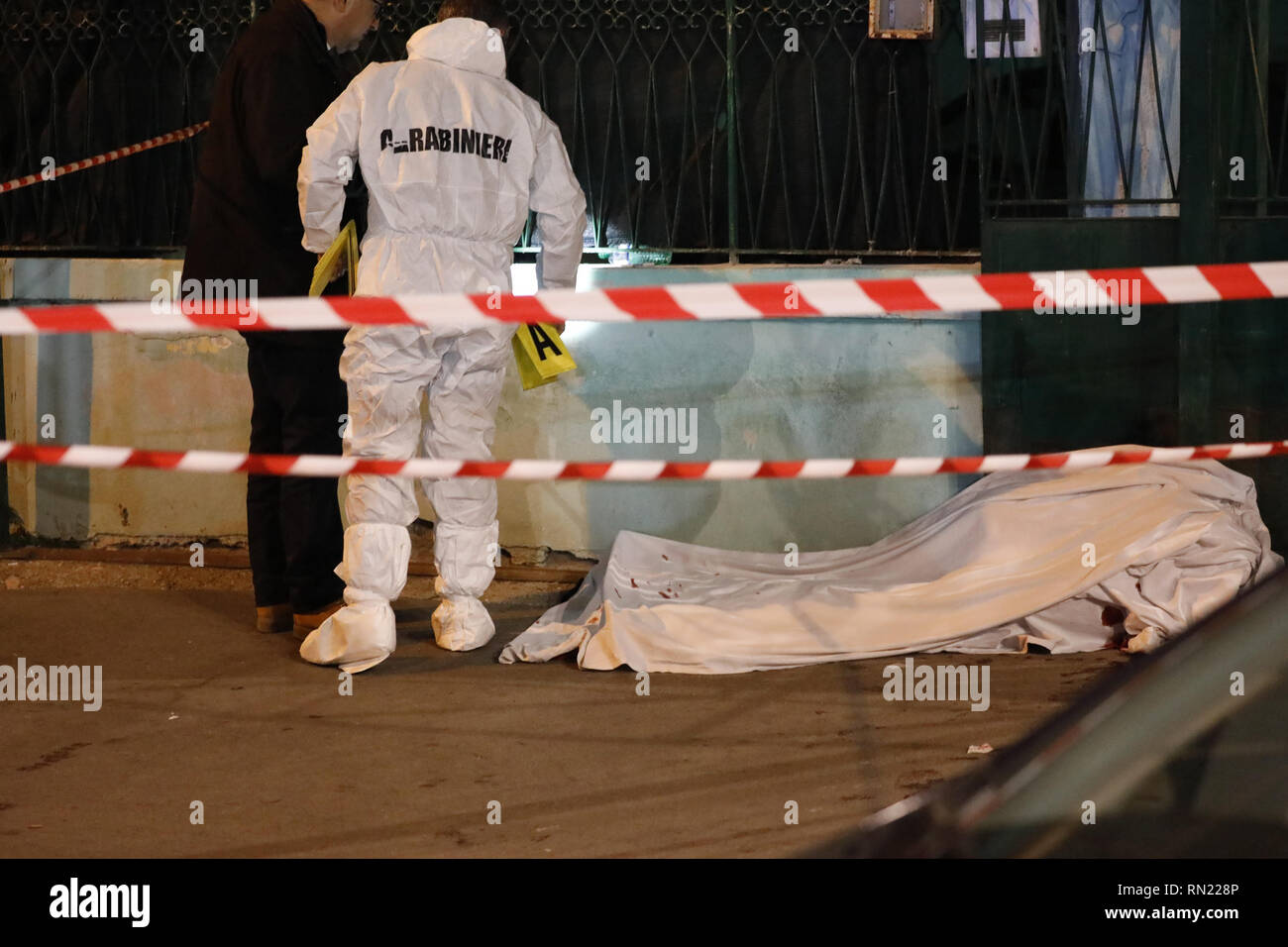 Agguato mortale ein mugnano. Ucciso a Colpi di Pistola un operatore del Mercato ittico di Via Pietro Nenni. 16 Feb, 2019. L'Uomo, Giovanni Pianese, Ã¨ Stato colpito con un Colpo alla Testa ed Ã¨ morto sul Colpo. Cronaca In foto Il Corpo di Giovanni Pianese. Quelle: Fabio Sasso/ZUMA Draht/Alamy leben Nachrichten Stockfoto