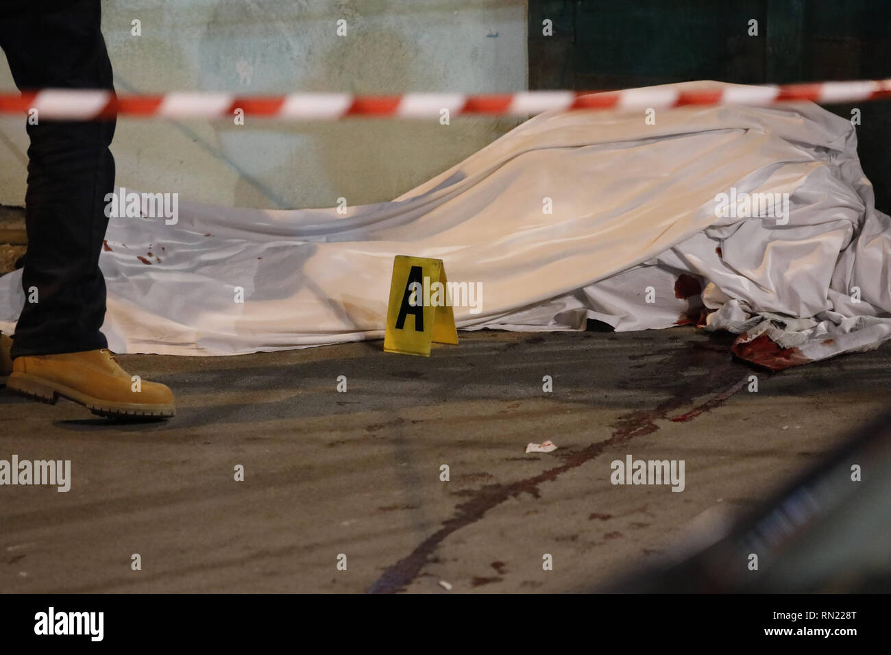 Agguato mortale ein mugnano. Ucciso a Colpi di Pistola un operatore del Mercato ittico di Via Pietro Nenni. 16 Feb, 2019. L'Uomo, Giovanni Pianese, Ã¨ Stato colpito con un Colpo alla Testa ed Ã¨ morto sul Colpo. Cronaca In foto Il Corpo di Giovanni Pianese. Quelle: Fabio Sasso/ZUMA Draht/Alamy leben Nachrichten Stockfoto