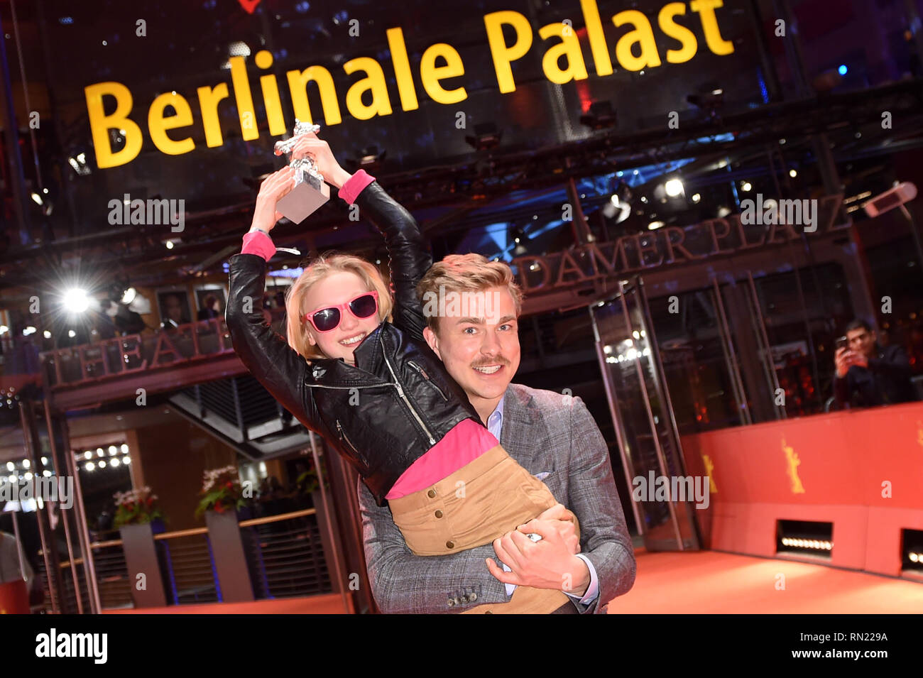 Berlin, Deutschland. 16 Feb, 2019. 69. Berlinale-Schließen und die Vergabe der Bären im Berlinale Palast: Albrecht Schuch und Helena Zengel (M) Akteure der Film ystemsprenger" Freuen uns, nach der Preisverleihung. Fingscheidt, Direktor, erhielt den Silbernen Bären (Alfred Bauer Preis) für ihren Spielfilm ystemsprenger", der neue Perspektiven eröffnet. Credit: Christoph Soeder/dpa/Alamy leben Nachrichten Stockfoto