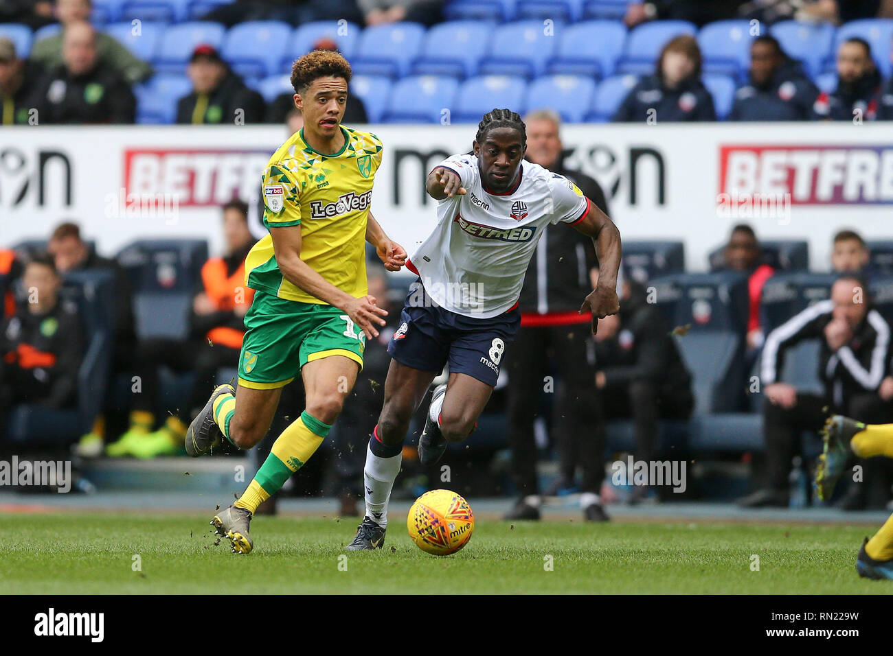 Jamal Lewis von Norwich City (l) schaut weg von Clayton Donaldson von Bolton Wanderers zu erhalten. EFL Skybet Meisterschaft übereinstimmen, Bolton Wanderers v Norwich City an der Universität Bolton Stadion in Bolton, Lancs am Samstag, den 16. Februar 2019. Dieses Bild dürfen nur für redaktionelle Zwecke verwendet werden. Nur die redaktionelle Nutzung, eine Lizenz für die gewerbliche Nutzung erforderlich. Keine Verwendung in Wetten, Spiele oder einer einzelnen Verein/Liga/player Publikationen. pic von Chris Stading/Andrew Orchard sport Fotografie/Alamy leben Nachrichten Stockfoto