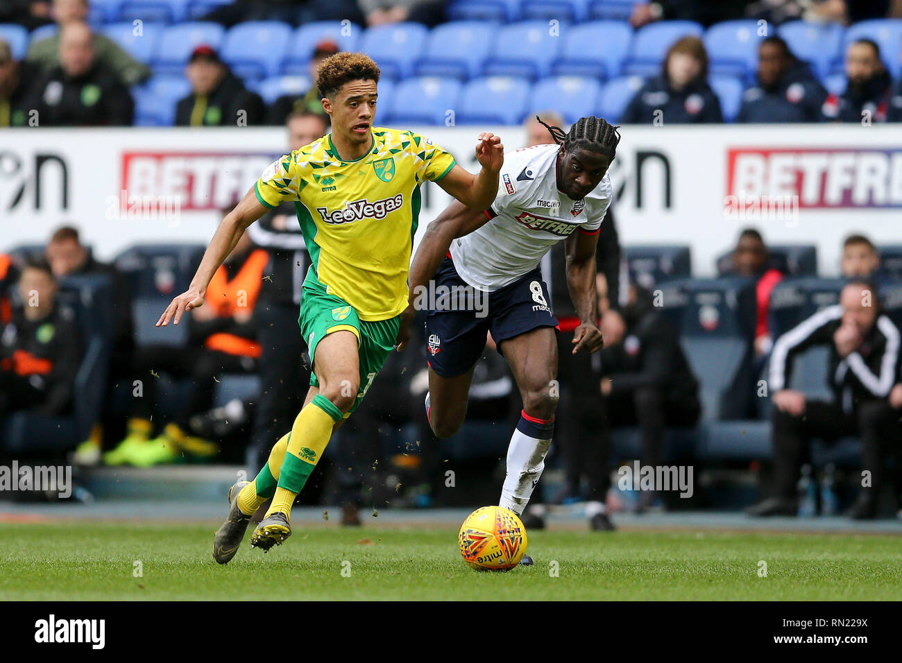 Jamal Lewis von Norwich City (l) schaut weg von Clayton Donaldson von Bolton Wanderers zu erhalten. EFL Skybet Meisterschaft übereinstimmen, Bolton Wanderers v Norwich City an der Universität Bolton Stadion in Bolton, Lancs am Samstag, den 16. Februar 2019. Dieses Bild dürfen nur für redaktionelle Zwecke verwendet werden. Nur die redaktionelle Nutzung, eine Lizenz für die gewerbliche Nutzung erforderlich. Keine Verwendung in Wetten, Spiele oder einer einzelnen Verein/Liga/player Publikationen. pic von Chris Stading/Andrew Orchard sport Fotografie/Alamy leben Nachrichten Stockfoto