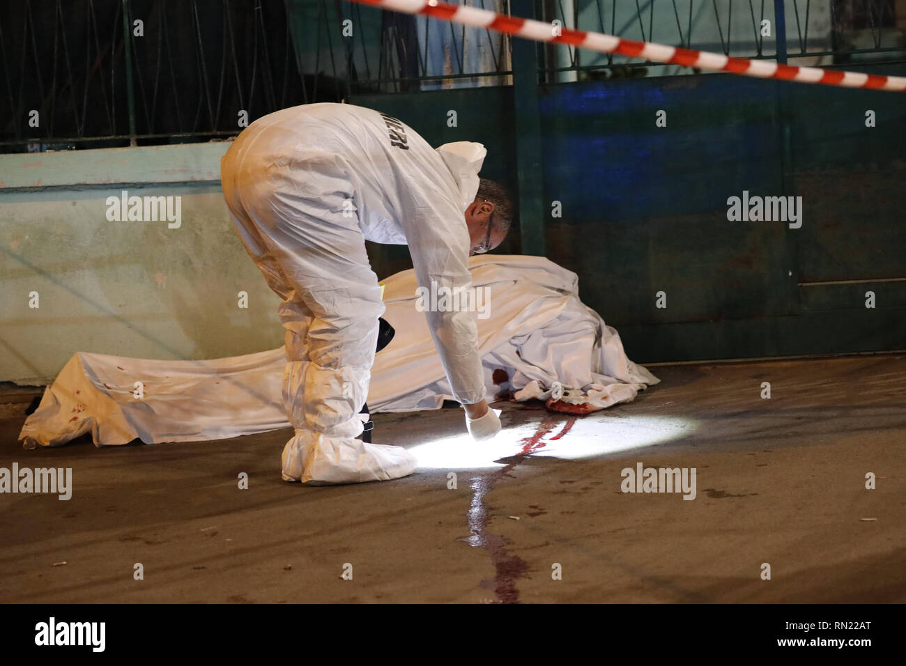 Agguato mortale ein mugnano. Ucciso a Colpi di Pistola un operatore del Mercato ittico di Via Pietro Nenni. 16 Feb, 2019. L'Uomo, Giovanni Pianese, Ã¨ Stato colpito con un Colpo alla Testa ed Ã¨ morto sul Colpo. Cronaca In foto Il Corpo di Giovanni Pianese. Quelle: Fabio Sasso/ZUMA Draht/Alamy leben Nachrichten Stockfoto