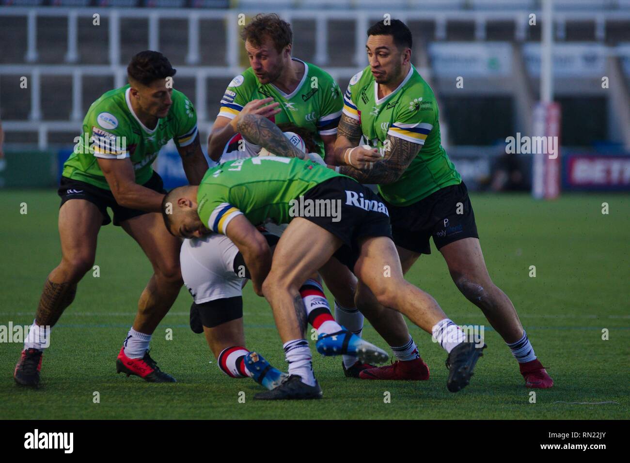 Newcastle upon Tyne, England, 16. Februar 2019. Widnes Viking Spieler bekämpfen ein Toronto Wolfpack Player während ihrer Betfred Championship match bei Kingston Park, Newcastle upon Tyne. Credit: Colin Edwards/Alamy Leben Nachrichten. Stockfoto