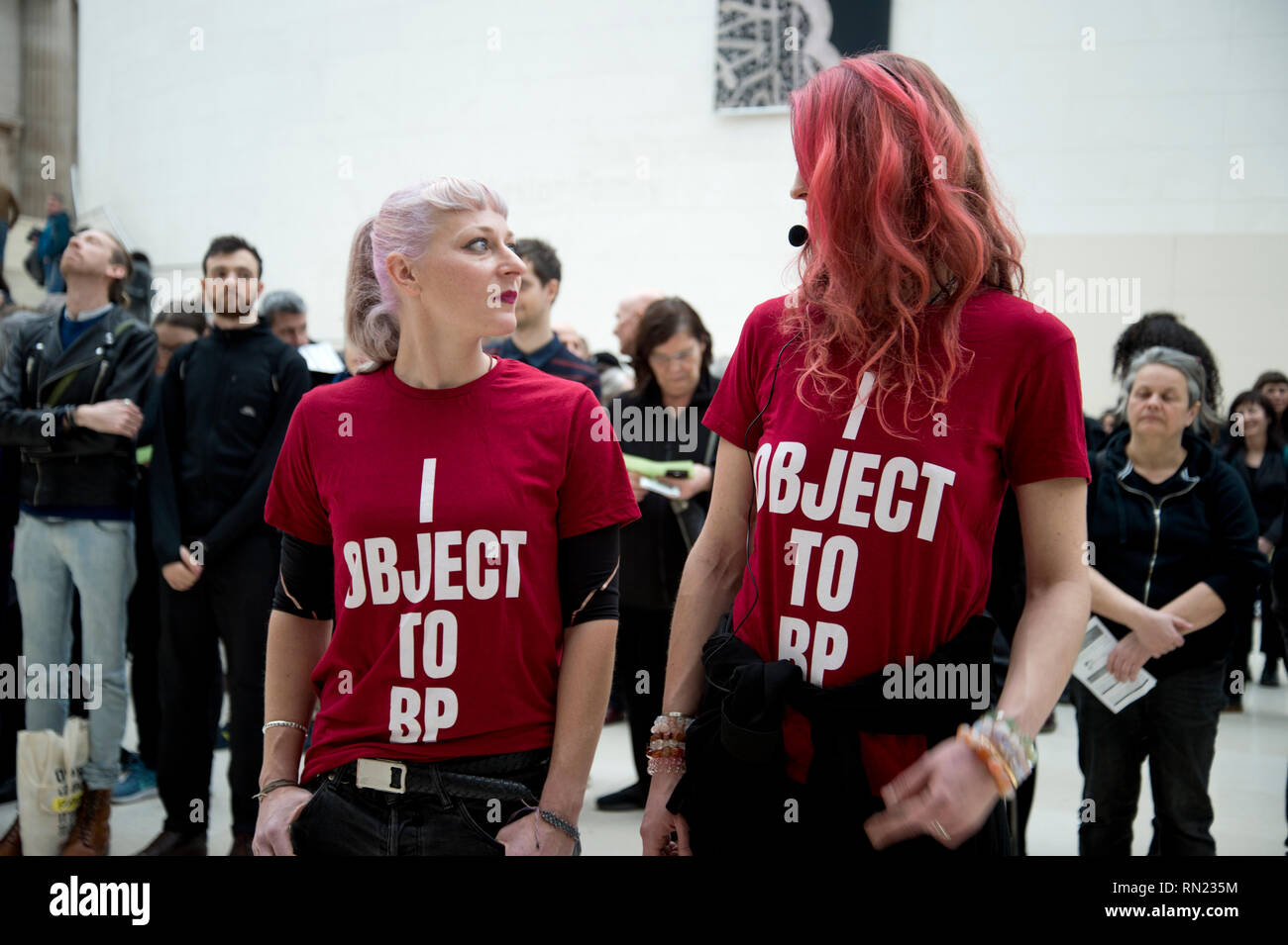 British Museum, London, 16. Februar 2019. Über 300 Menschen haben kreative Übernahme der große Hof bei BP Sponsoring der aktuellen Ausstellung protestieren "Ich bin Assurbanipal' verfügt über Artefakte, die von heutigen Irak während des Osmanischen Reiches entfernt wurden. BP beeinflusste die britische Regierung den Zugriff auf die irakischen Ölreserven vor dem Irak-Krieg 2003 gewinnen. Stockfoto