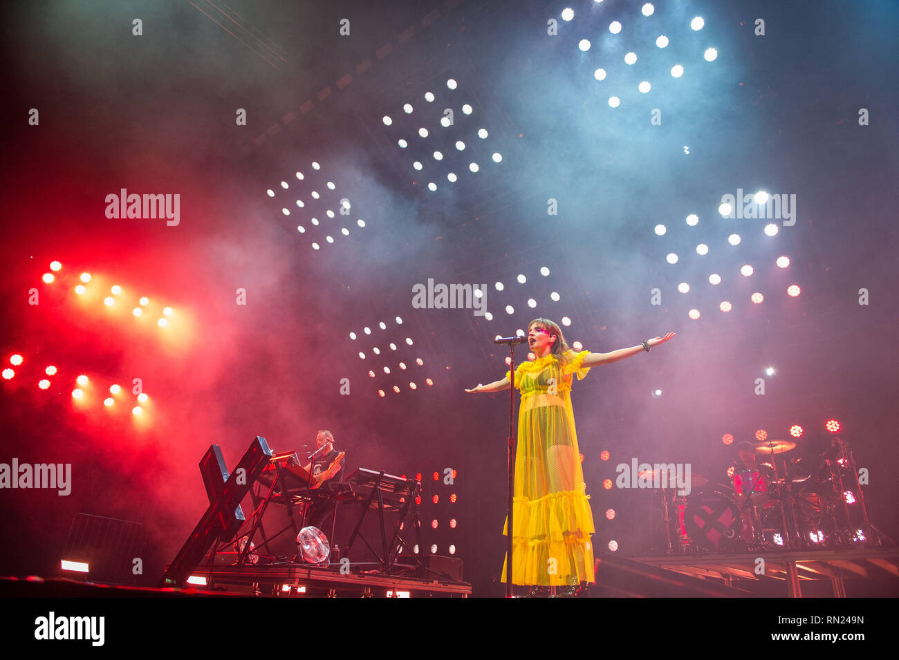Glasgow, UK. 16. Februar 2019. Iain Cook (links) und Lauren Mayberry (rechts) von pop band Chvrches im Konzert an die SSE-Hydro-Arena in Glasgow. Credit: Colin Fisher/Alamy leben Nachrichten Stockfoto