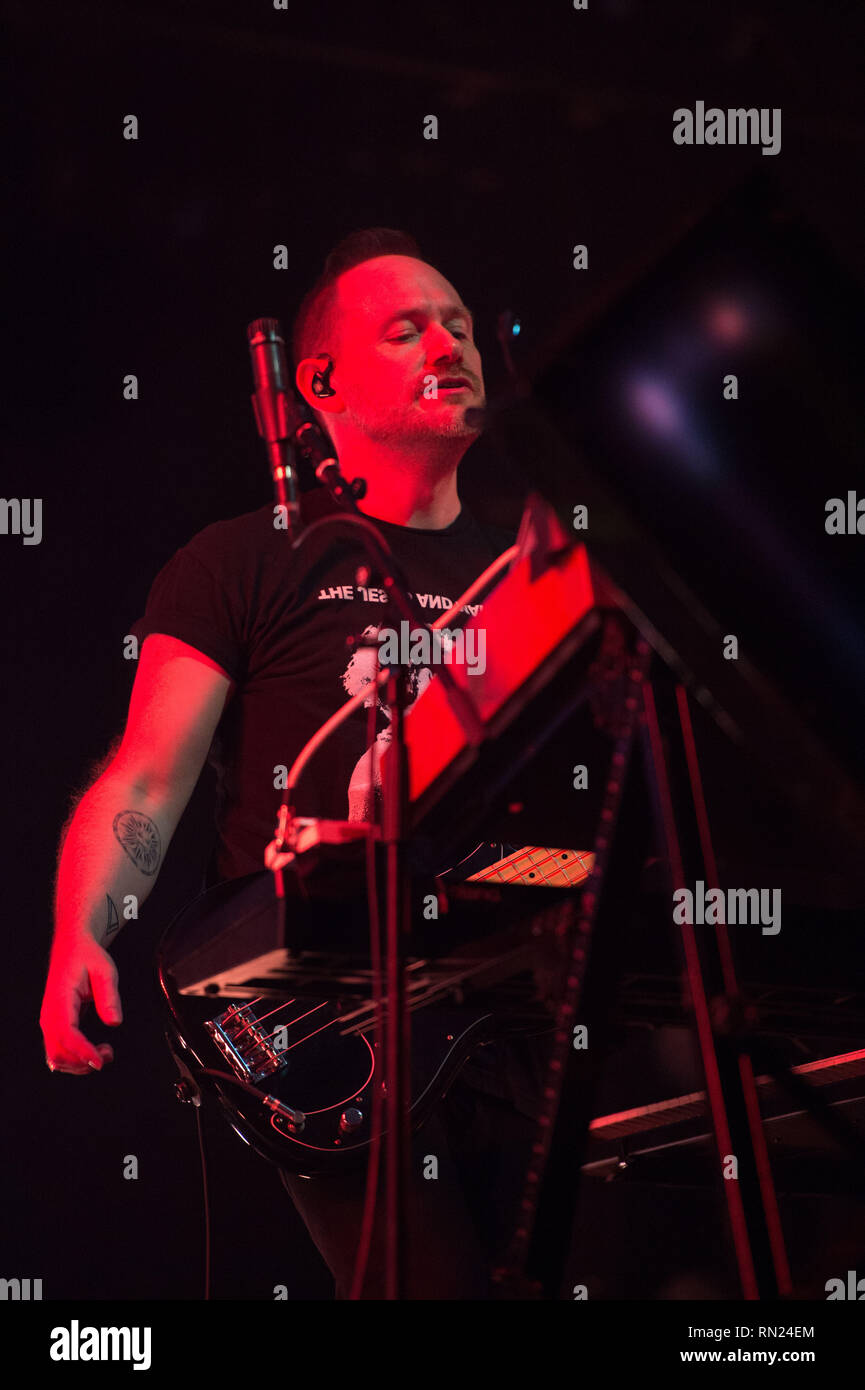 Glasgow, UK. 16. Februar 2019. Iain Cook aus pop band Chvrches im Konzert an die SSE-Hydro-Arena in Glasgow. Credit: Colin Fisher/Alamy leben Nachrichten Stockfoto