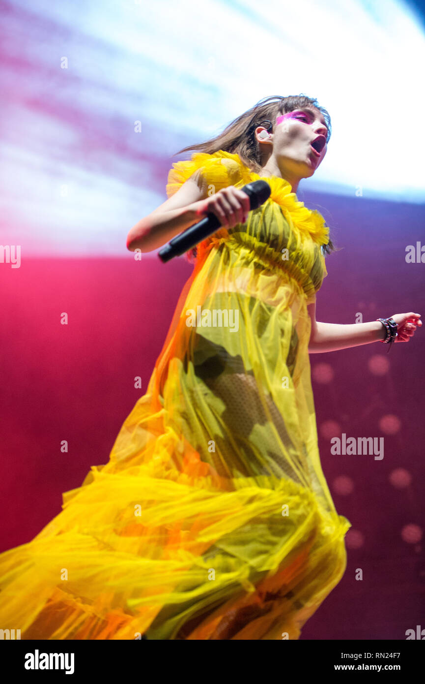 Glasgow, UK. 16. Februar 2019. Lauren Mayberry von pop band Chvrches im Konzert an die SSE-Hydro-Arena in Glasgow. Credit: Colin Fisher/Alamy leben Nachrichten Stockfoto