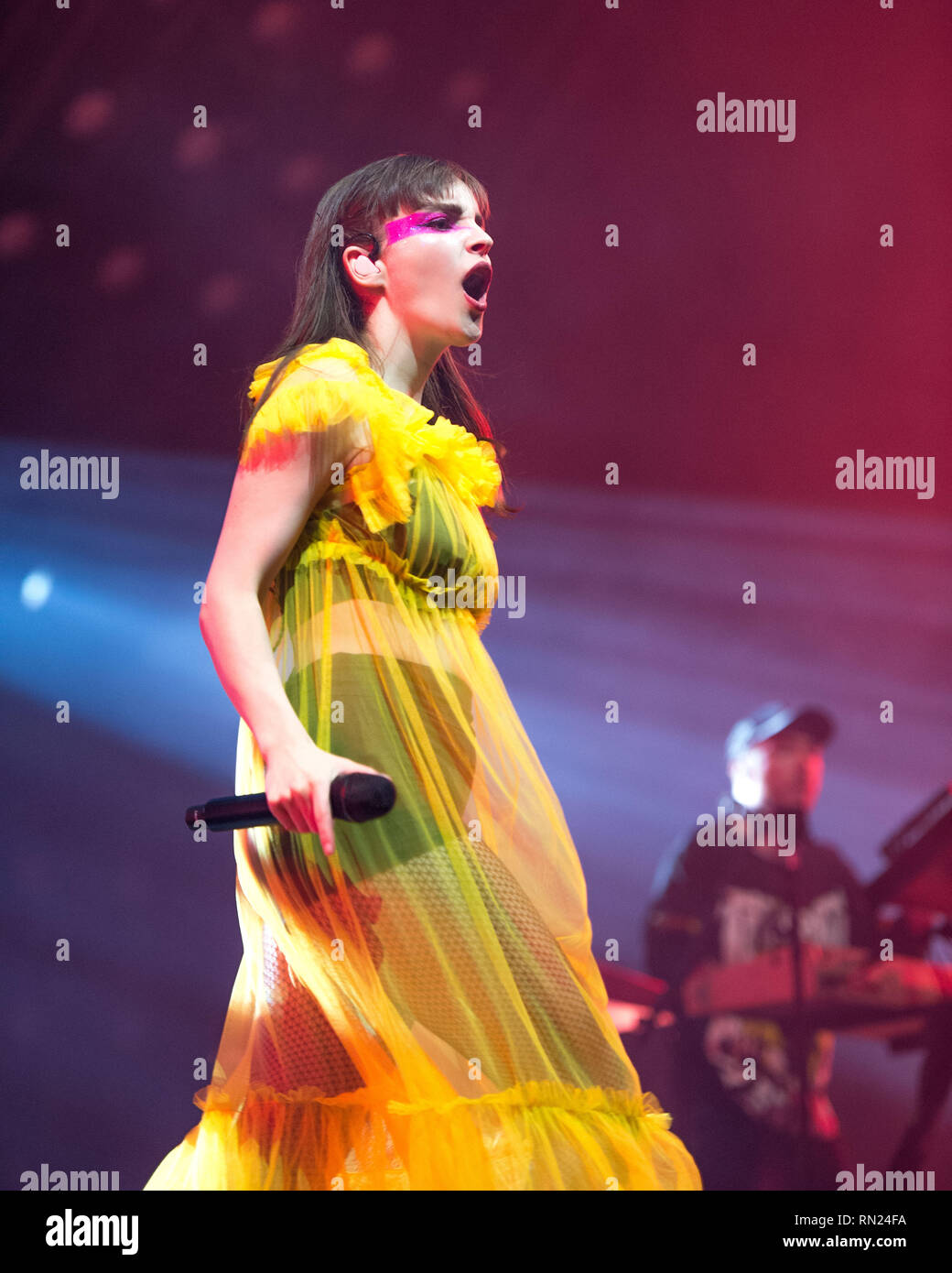 Glasgow, UK. 16. Februar 2019. Lauren Mayberry (vorne) und Martin Doherty (Zurück) von pop band Chvrches im Konzert an die SSE-Hydro-Arena in Glasgow. Credit: Colin Fisher/Alamy leben Nachrichten Stockfoto