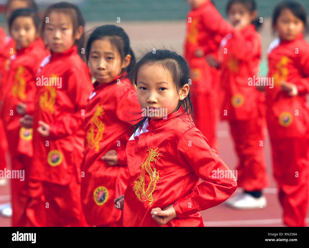 Taiyuan, Provinz Shanxi. 31 Dez, 2018. Die Teilnehmer üben traditionelle chinesische Übungen in der jungen kommunistischen Schule Everbright Elementaren in der Nähe der Stadt Taiyuan, Provinz Shanxi, am 31. Dezember 2018. Kommunistischen Partei Chinas unter der Führung von Präsident Xi Jinping, Bleibt fest in der Kontrolle der Regierung und in den meisten Aspekten der chinesischen Kultur, Bildung und gesellschaftlicher Fragen. Traditionelle chinesische Übungen sind in den meisten Schulen in China gefördert. Credit: Stephen Rasierer/ZUMA Draht/Alamy leben Nachrichten Stockfoto