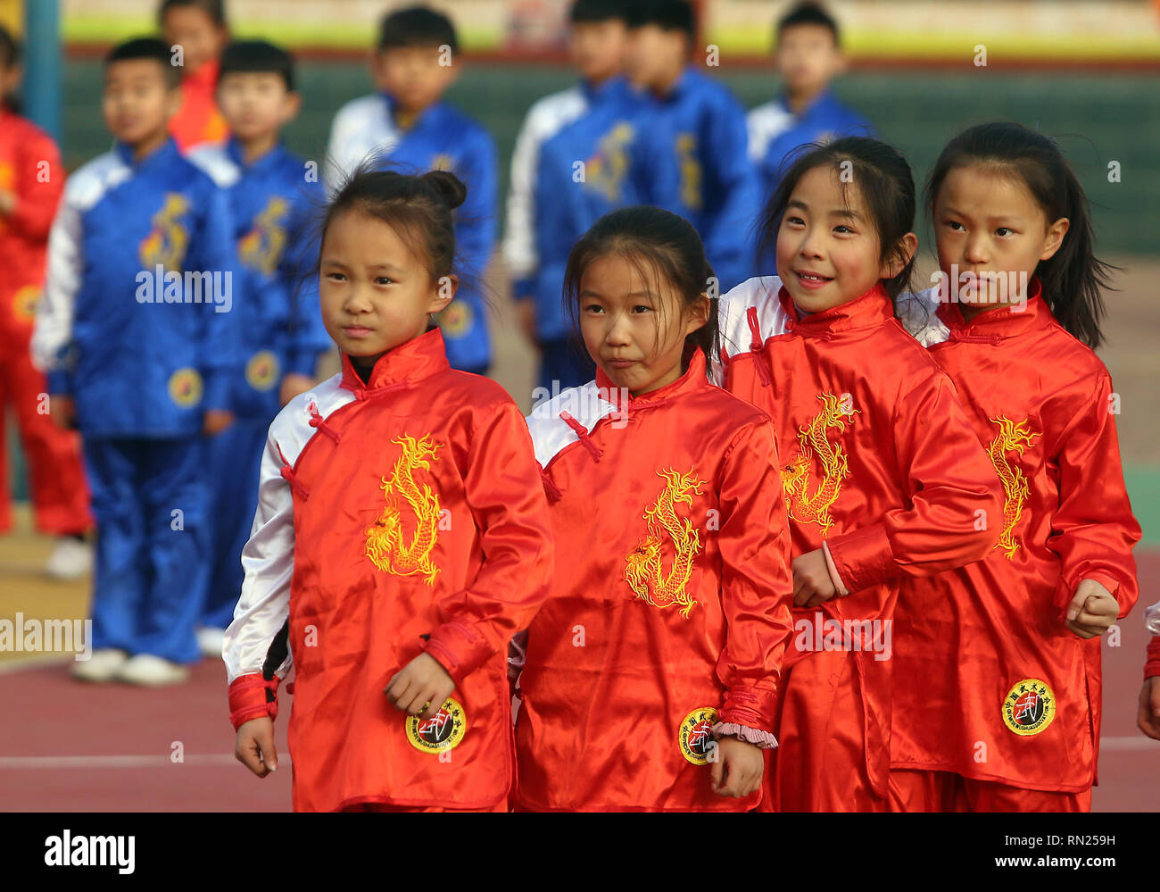 Taiyuan, Provinz Shanxi. 31 Dez, 2018. Die Teilnehmer üben traditionelle chinesische Übungen in der jungen kommunistischen Schule Everbright Elementaren in der Nähe der Stadt Taiyuan, Provinz Shanxi, am 31. Dezember 2018. Kommunistischen Partei Chinas unter der Führung von Präsident Xi Jinping, Bleibt fest in der Kontrolle der Regierung und in den meisten Aspekten der chinesischen Kultur, Bildung und gesellschaftlicher Fragen. Traditionelle chinesische Übungen sind in den meisten Schulen in China gefördert. Credit: Stephen Rasierer/ZUMA Draht/Alamy leben Nachrichten Stockfoto