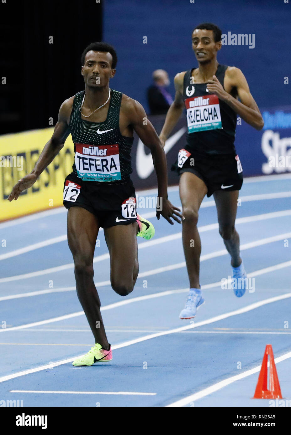 Birmingham, Großbritannien. 16 Feb, 2019. Samuel Tefera (L) von Äthiopien konkurriert in der Männer 1500 m-Finale bei den Muller Indoor Grand Prix in Birmingham, Großbritannien am 13.02.16., 2019. Tefera gewann mit 3 Minuten 31,04 Sekunden und brach die Welt innen aufnehmen. Credit: Han Yan/Xinhua/Alamy leben Nachrichten Stockfoto