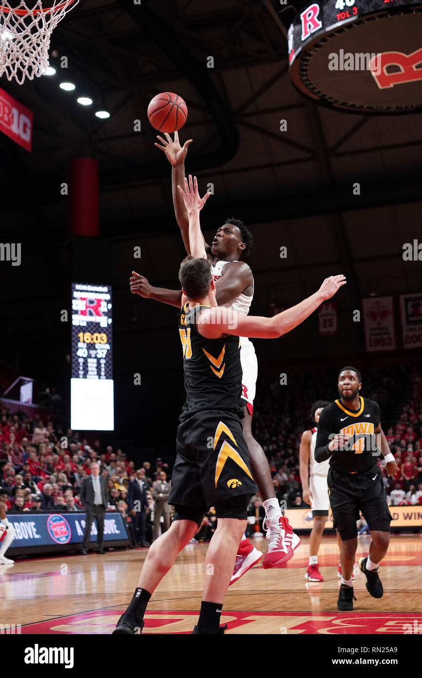 Piscataway, New Jersey, USA. 16 Feb, 2019. Rutgers Scarlet Knights center SHAQUILLE DOORSON (2) Laufwerke an den Korb gegen die Iowa Hawkeyes in einem Spiel an der Rutgers Athletic Center. Quelle: Joel Plummer/ZUMA Draht/Alamy leben Nachrichten Stockfoto