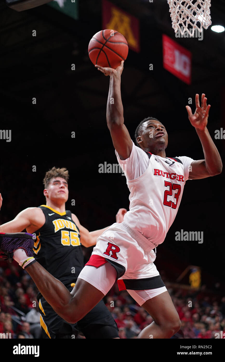 Piscataway, New Jersey, USA. 16 Feb, 2019. Rutgers Scarlet Knights guard MONTEZ MATHIS (23) Laufwerke an den Korb gegen die Iowa Hawkeyes in einem Spiel an der Rutgers Athletic Center. Quelle: Joel Plummer/ZUMA Draht/Alamy leben Nachrichten Stockfoto