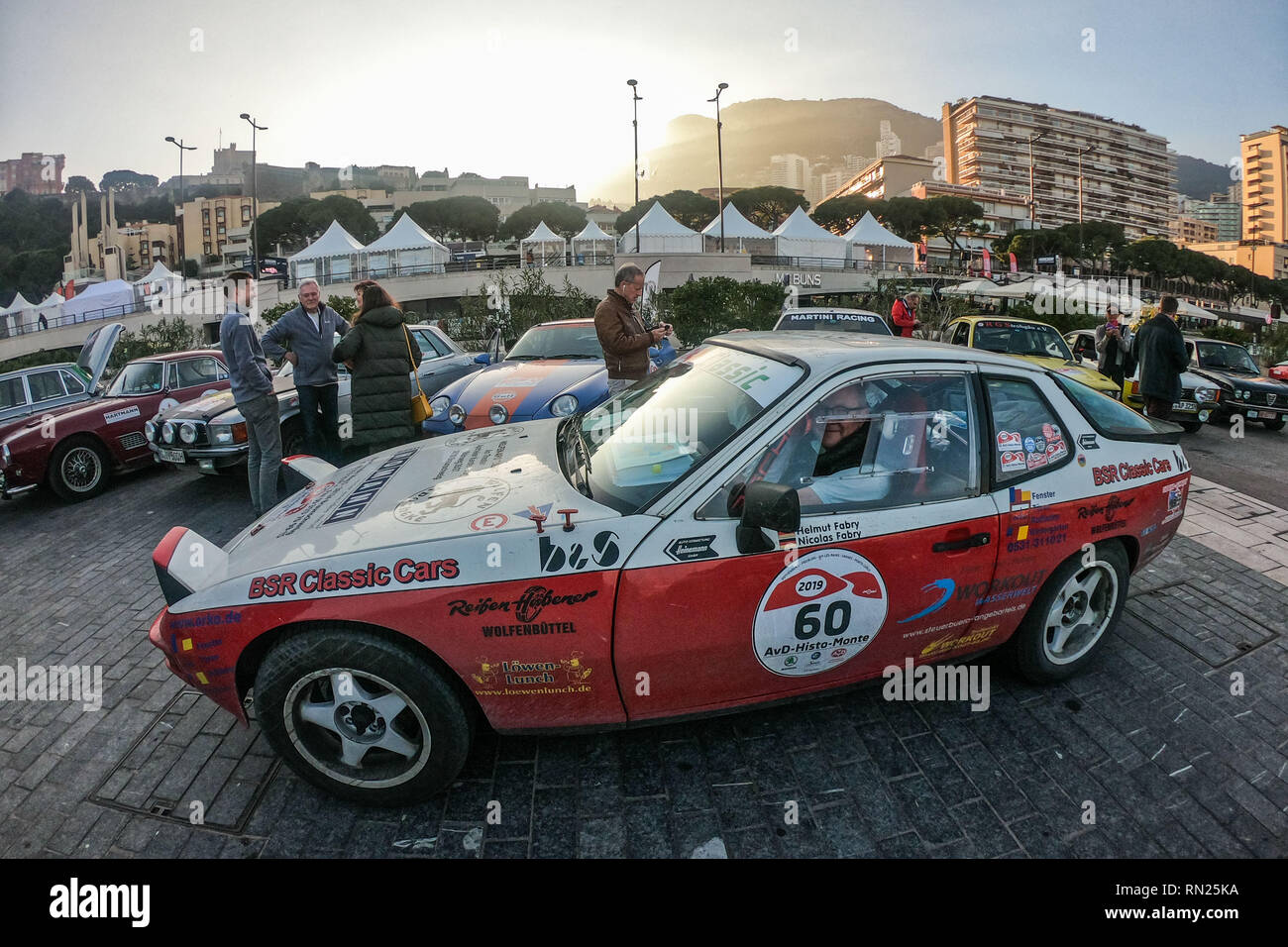 La Condamine, Monaco. 16 Feb, 2019. Menschen besuchen einen Vintage race car Show von einem deutschen Auto Club in La Condamine, Monaco, Feb.16, 2019 organisiert. Autobesitzer in der Auto Club zeigten dutzende von verschiedenen Oldtimer Rennwagen in Monaco ihre Leidenschaft über Kraftfahrzeuge zum Ausdruck zu bringen. Credit: Zheng Huansong/Xinhua/Alamy leben Nachrichten Stockfoto